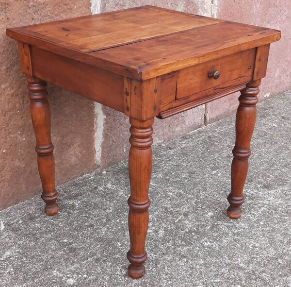Table basse ou table de chevet en bois. (Avec tiroir)