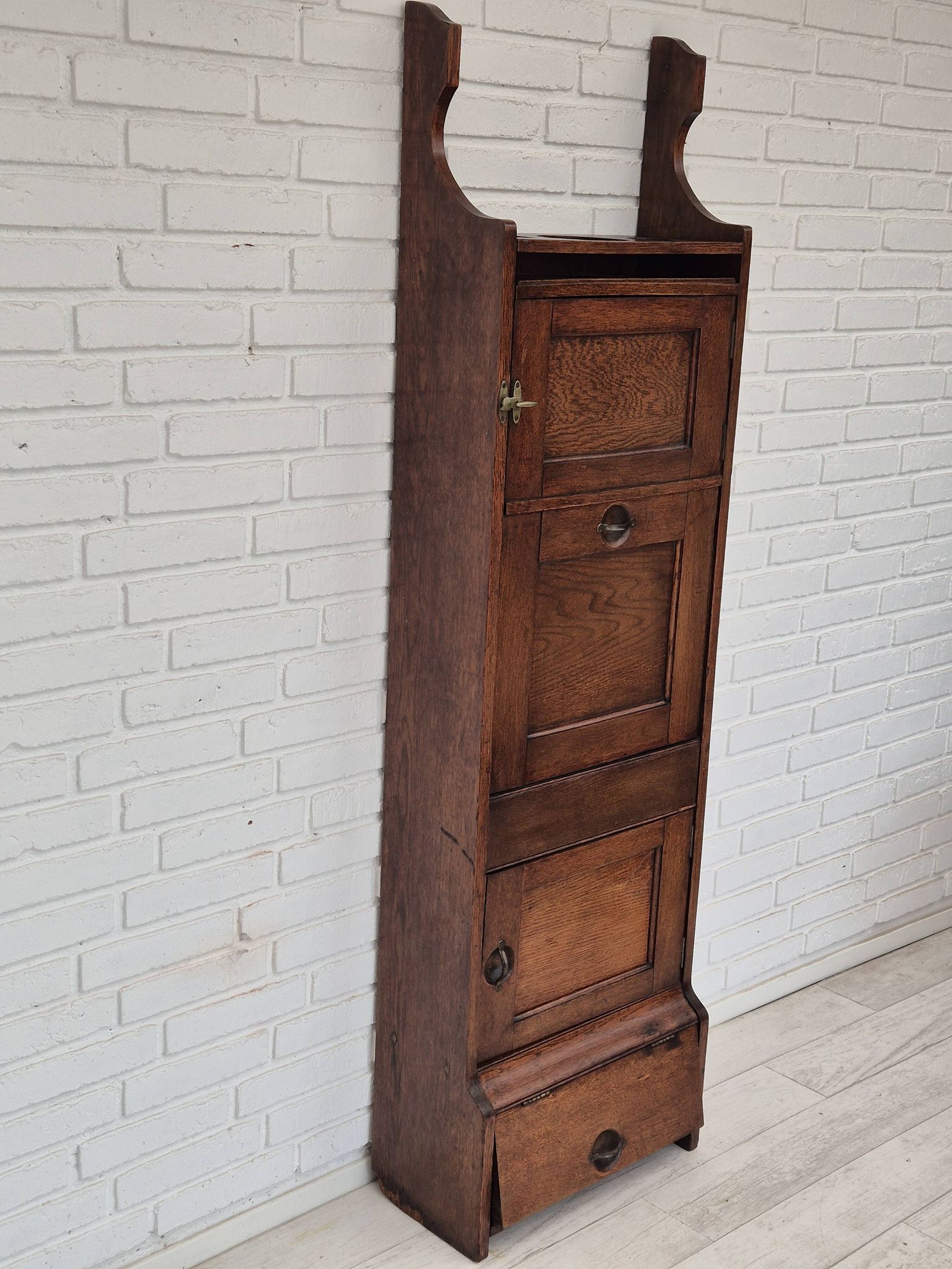 Armoire murale, bon état d'origine, bois de chêne, années 50, design scandinave
