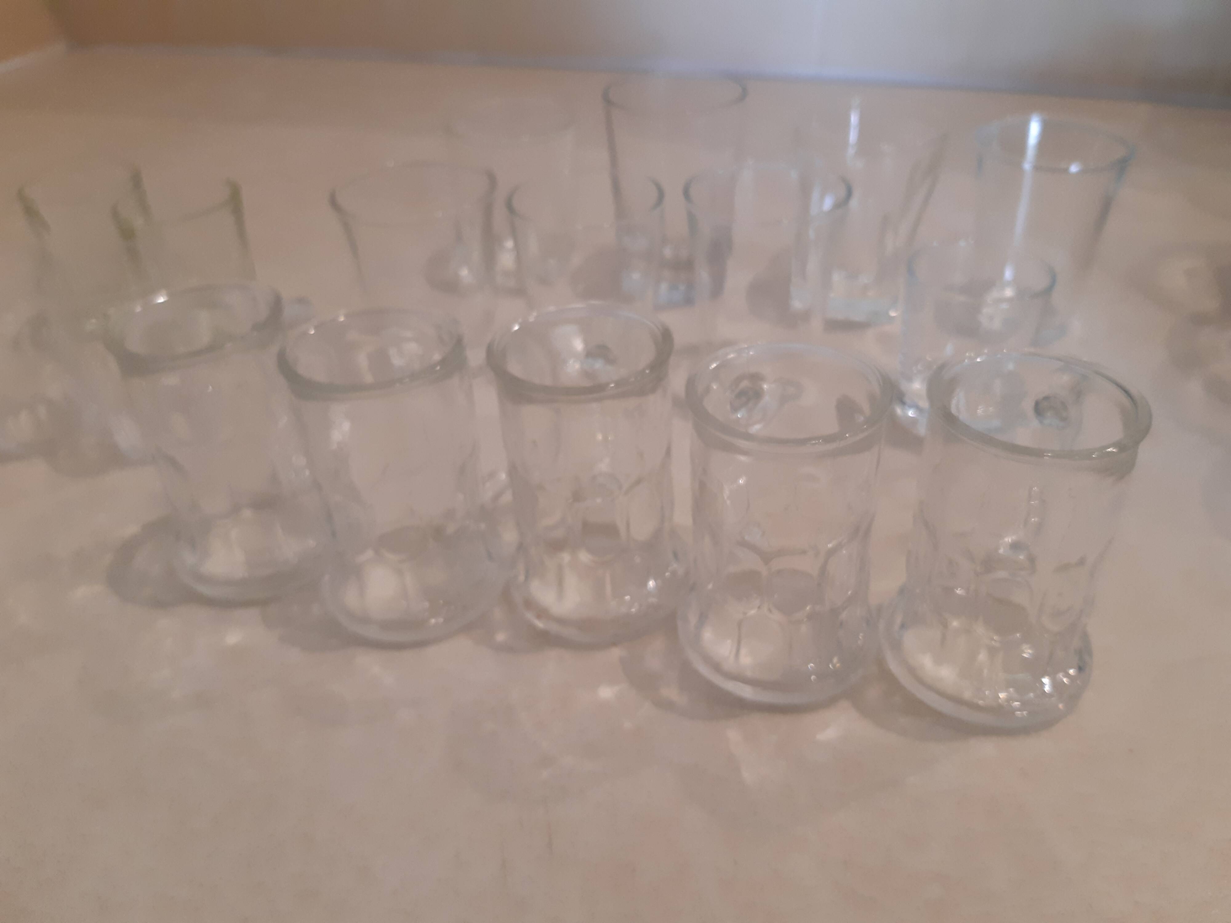 Lot de 21 petits verres dépareillés.