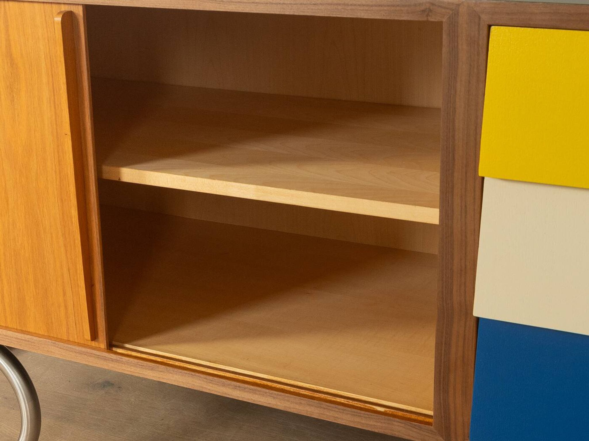 Buffet exclusif de style mid-century avec base en acier inoxydable, années 1960.