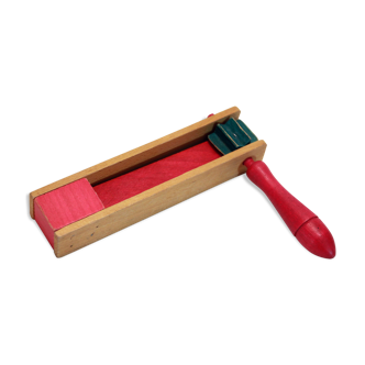 Wooden rattleto