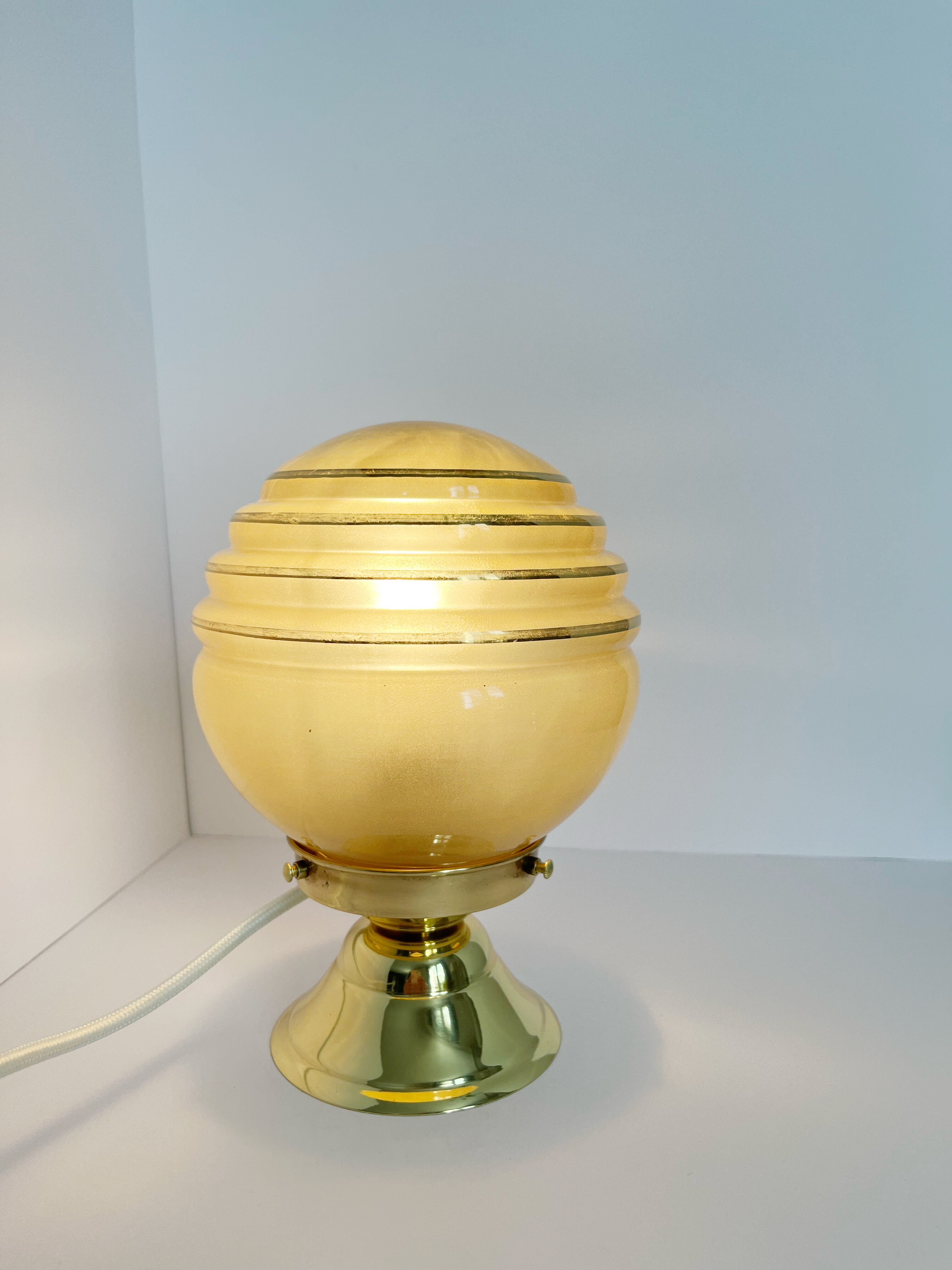 Vintage table lamp / bedside globe