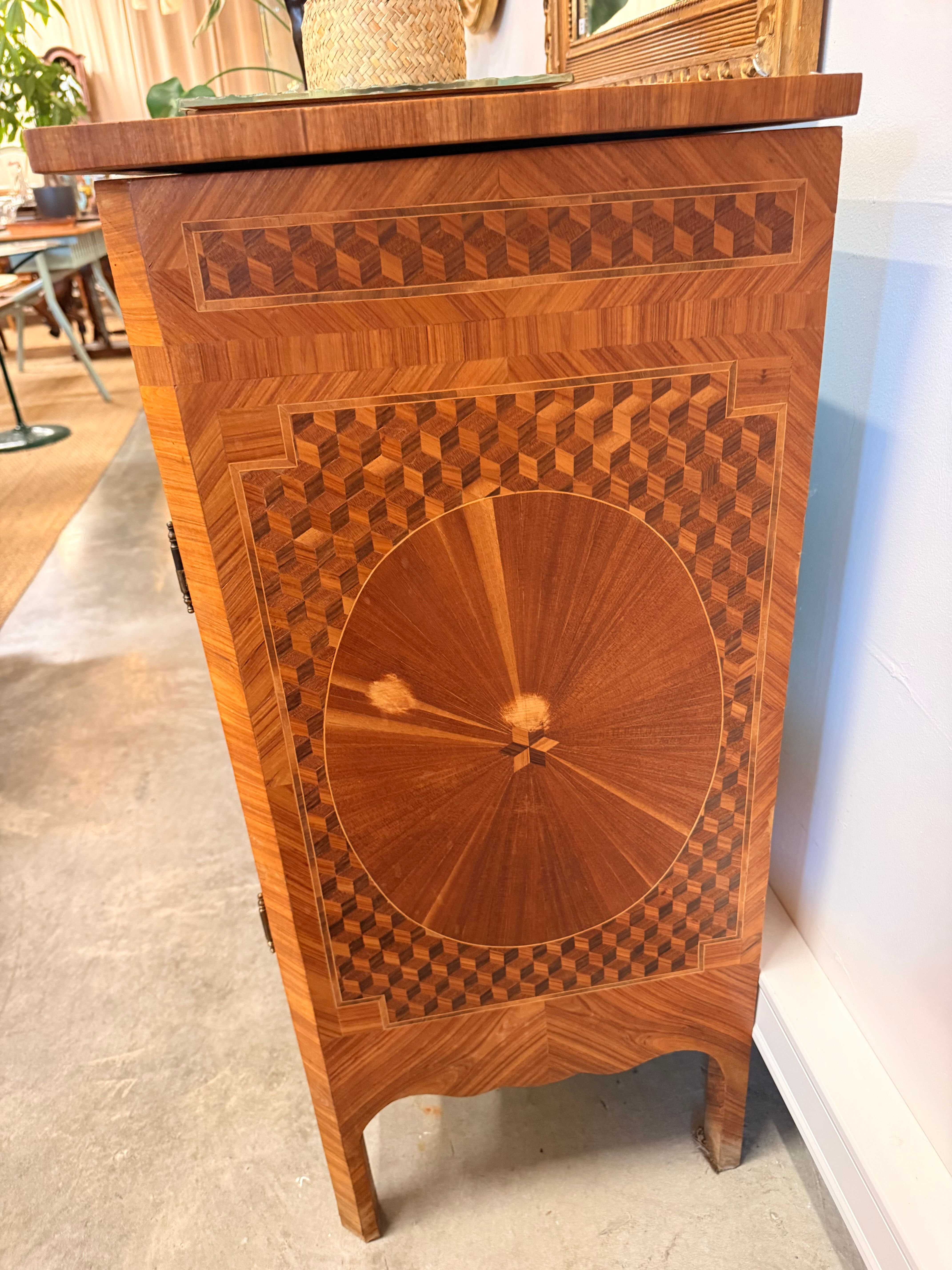 Commode en bois marqueté – Décor floral