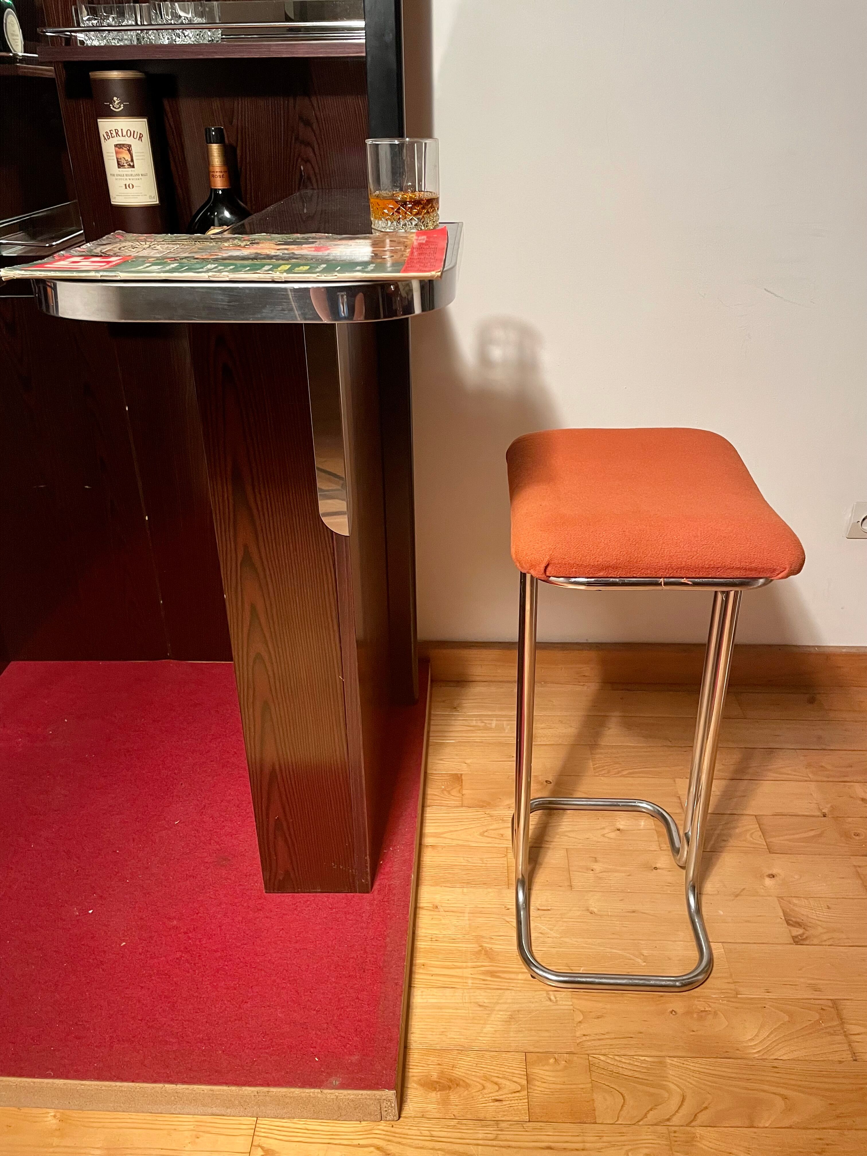 Bar art deco/cruise ship style staff