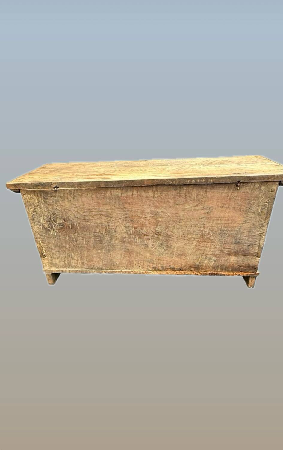 Magnifique coffre de mariage ancien en bois sculpté