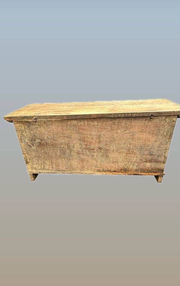 Magnifique coffre de mariage ancien en bois sculpté