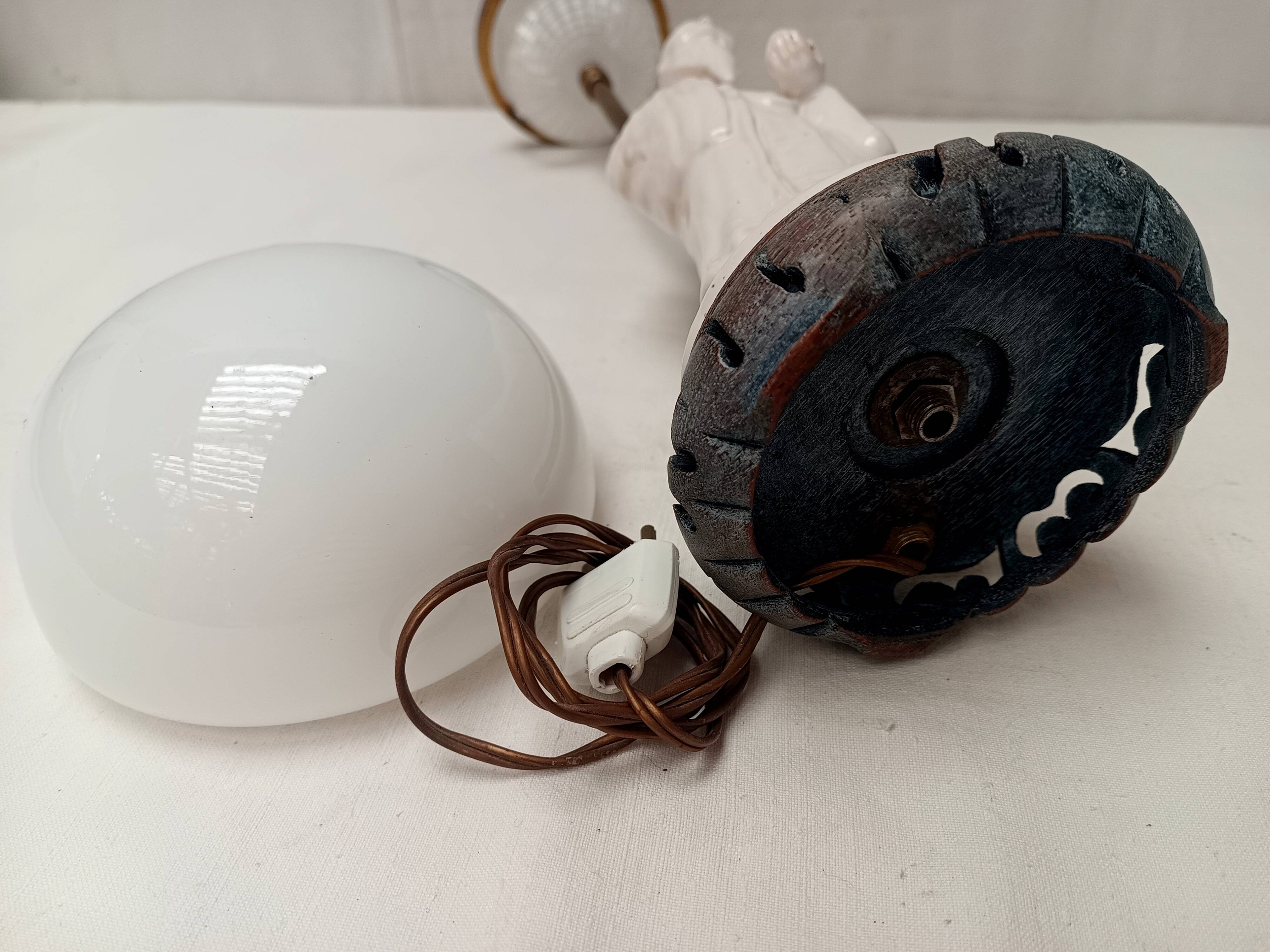 lampe ancienne porcelaine blanche opaline personnage SHOU 51 cm
