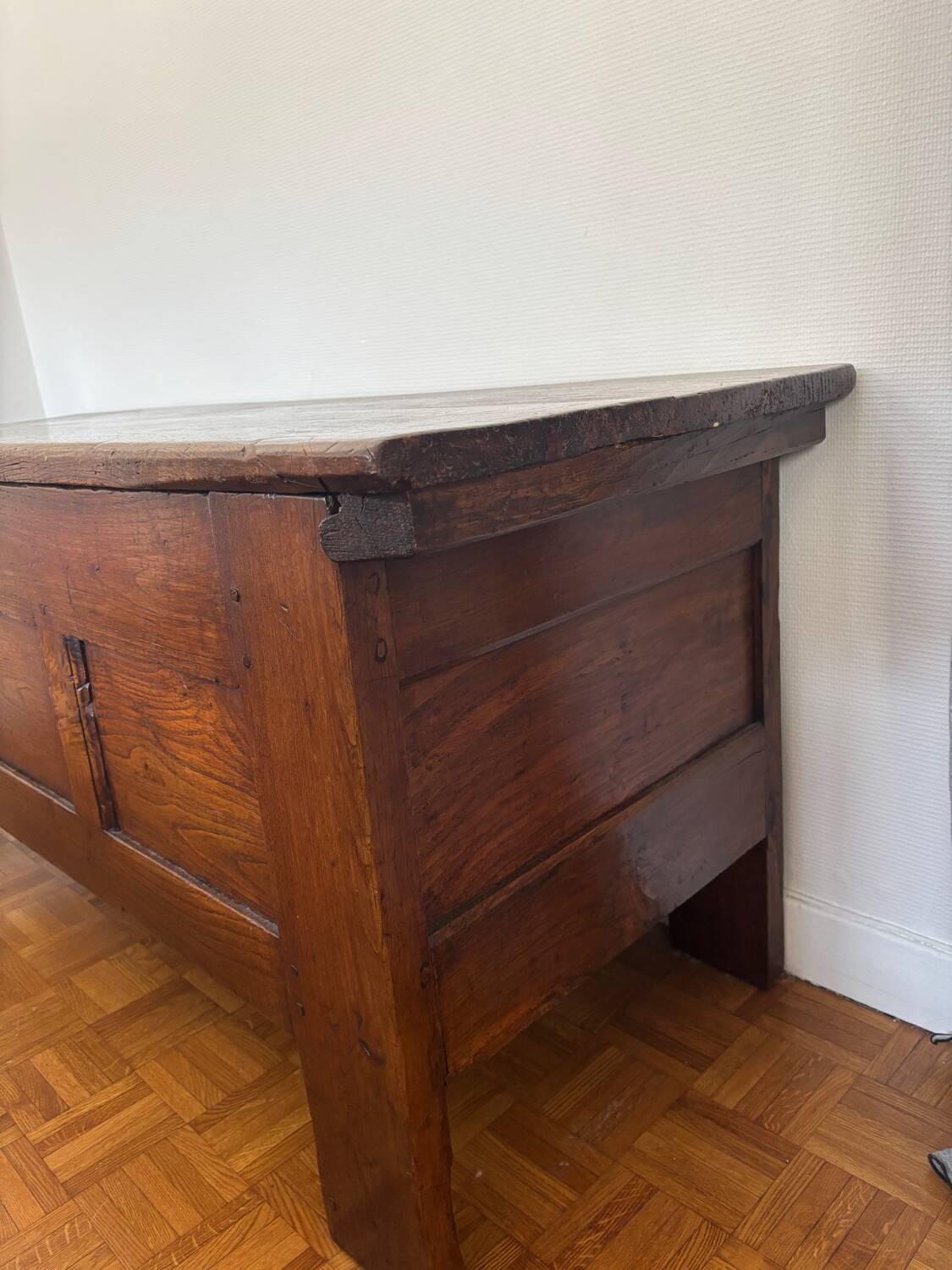 Grand coffre ancien en chêne massif – XIXe – belle patine d’origine