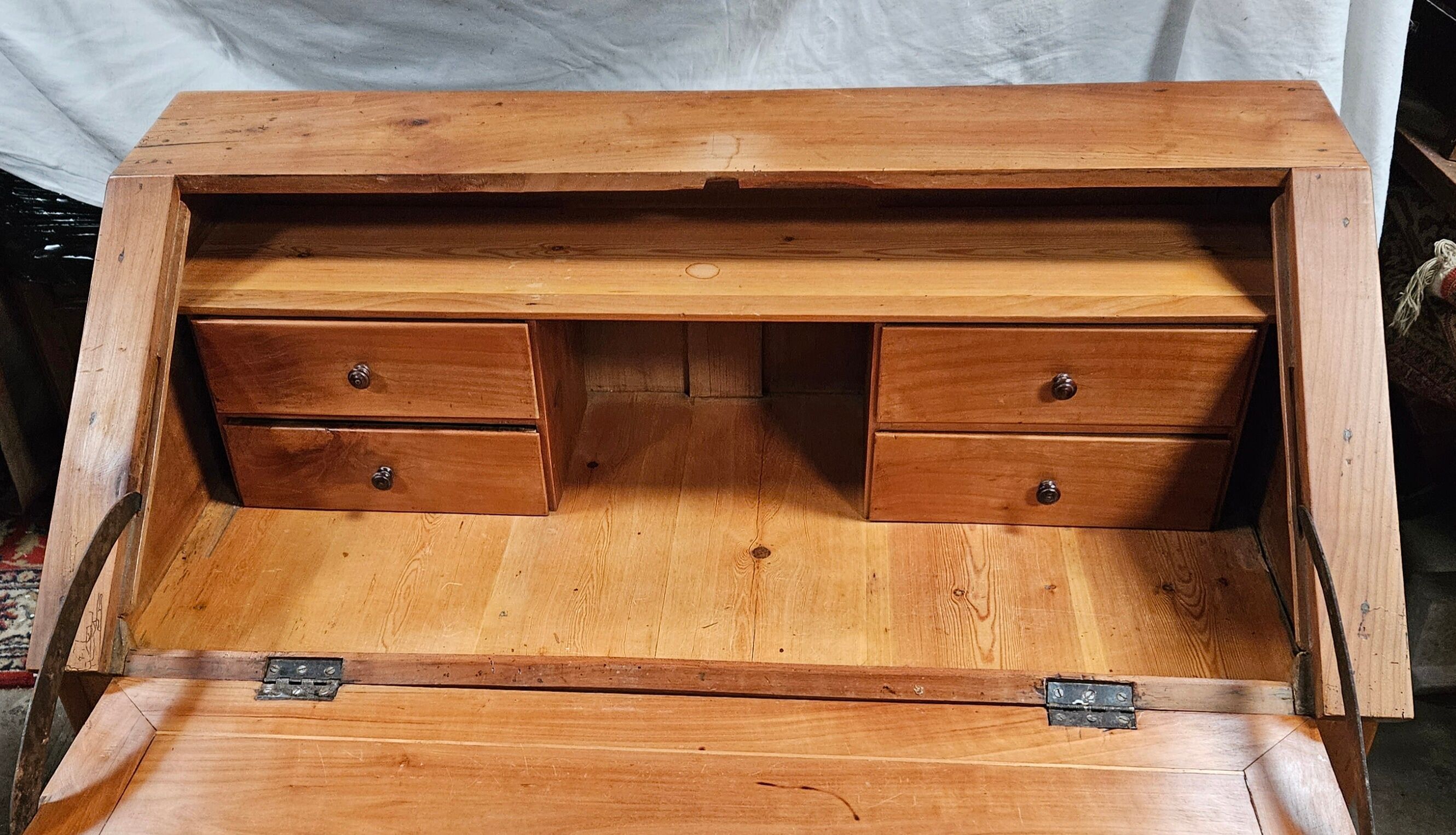 Slope desk in blond cherry wood