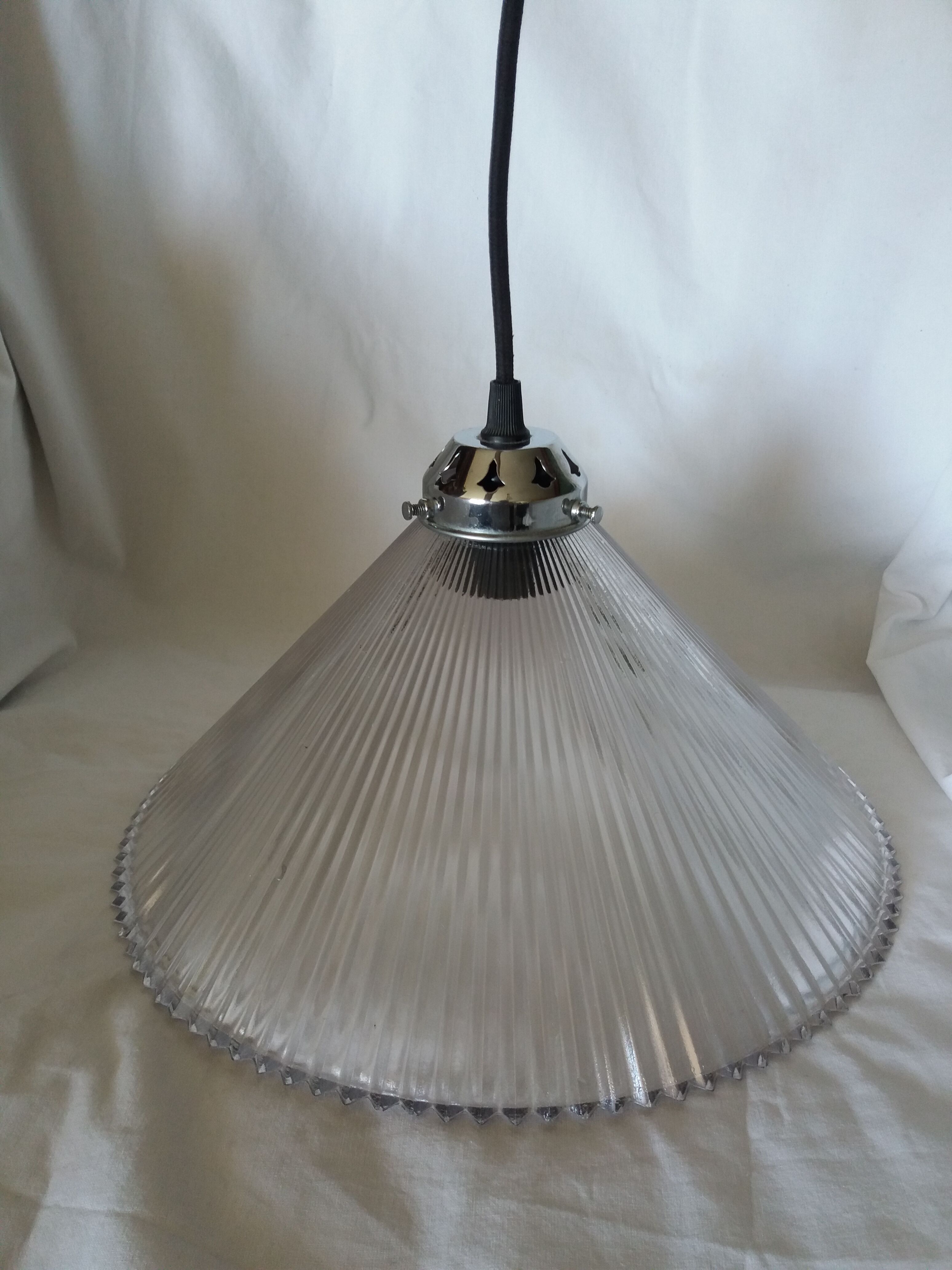 Conical glass suspension