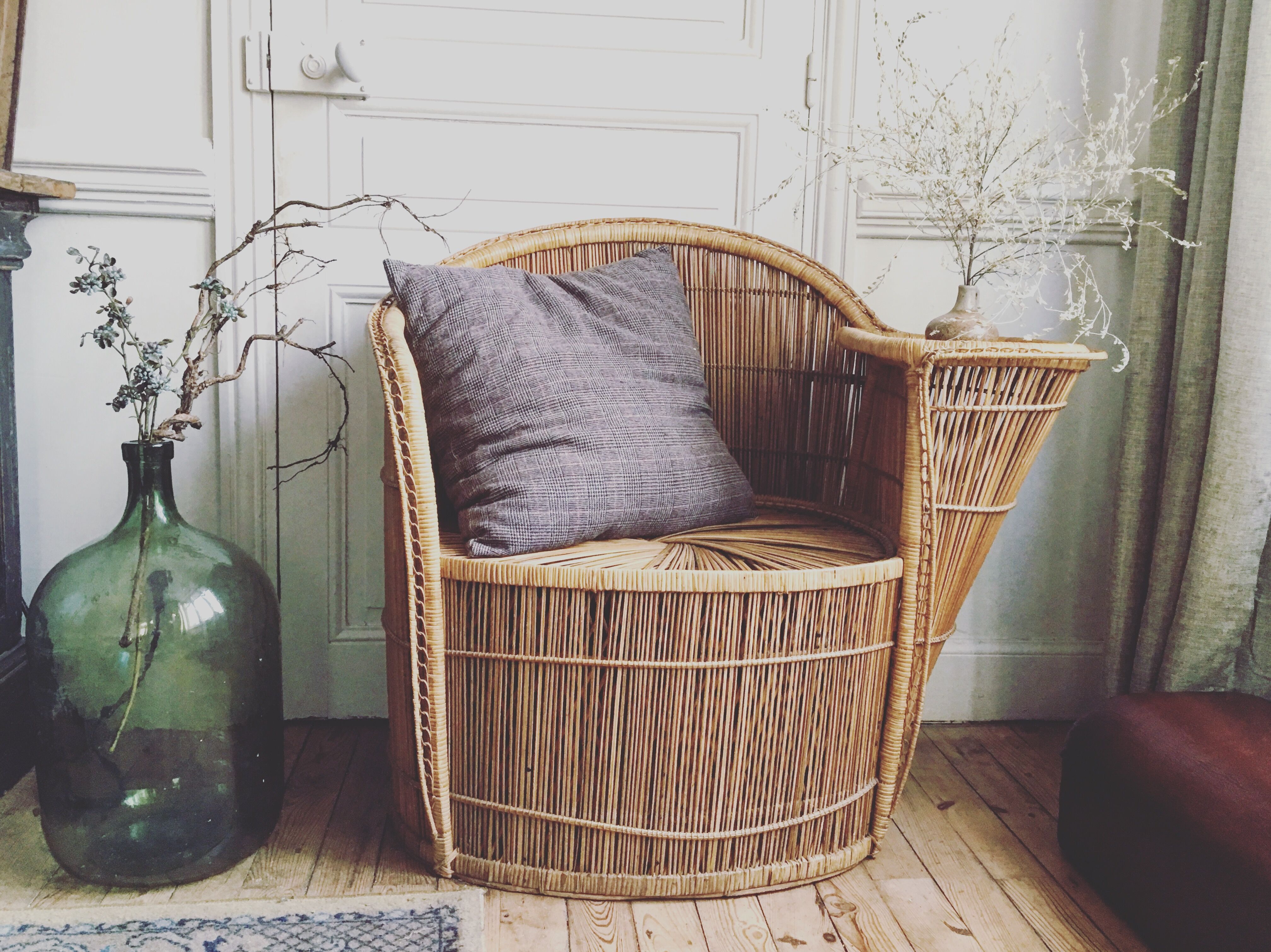 Rattan armchair with tablet
