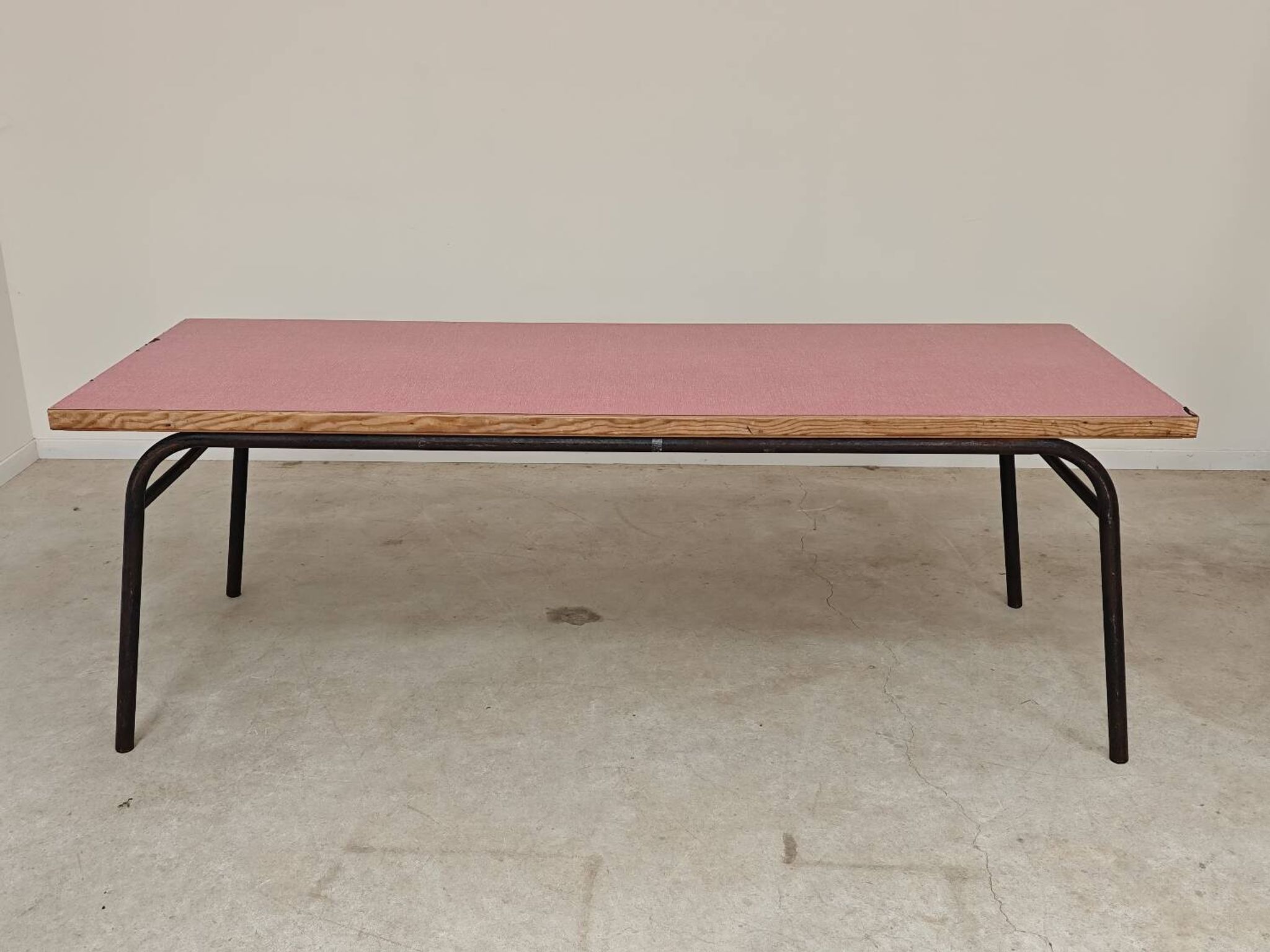 Table de réfectoire en formica rose et metal 1960