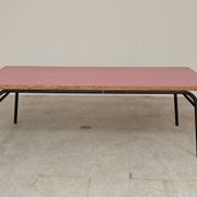 Table de réfectoire en formica rose et metal 1960