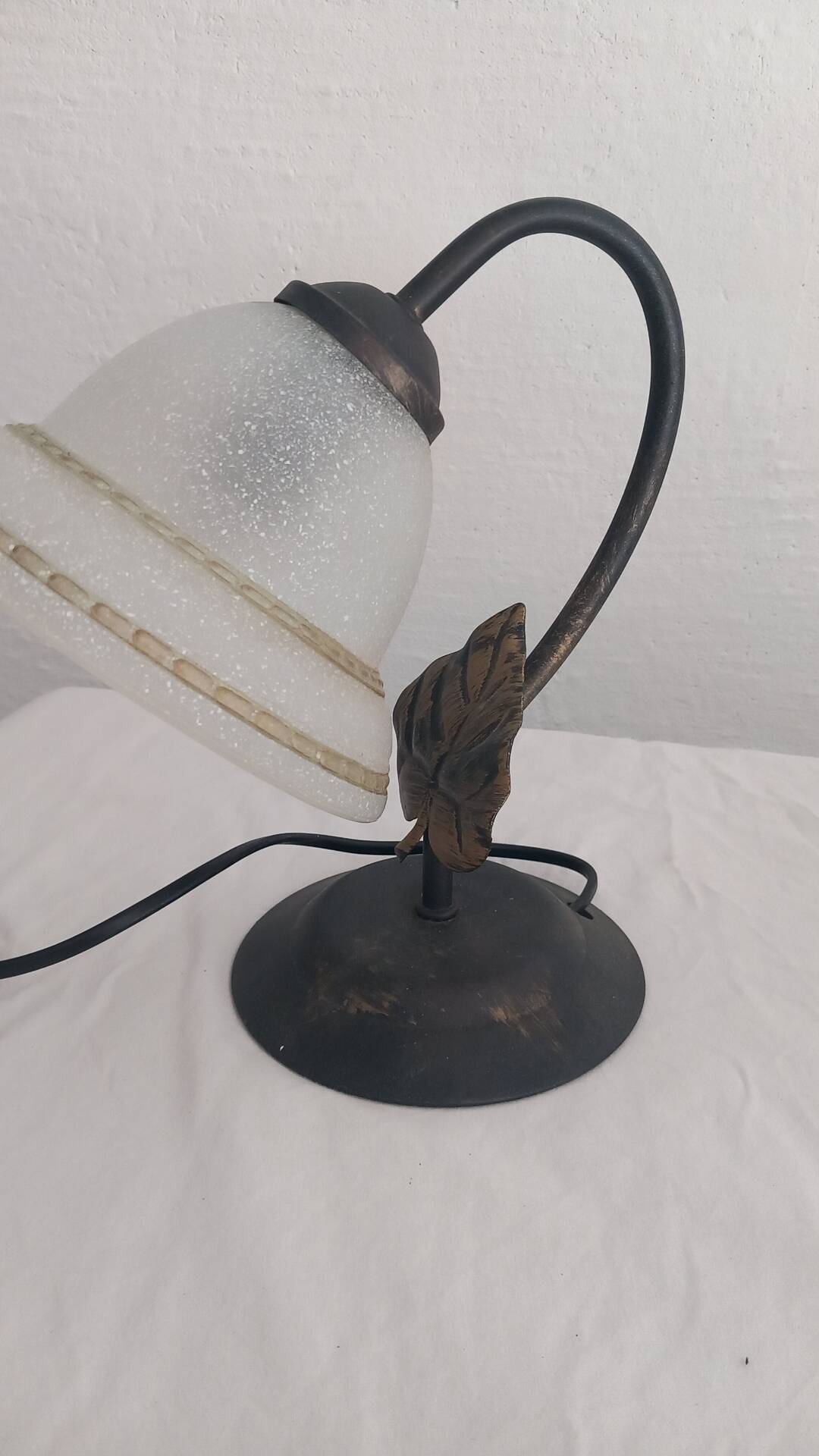 Pair of lamps in iron and satin glass – Florentine style / Art Nouveau