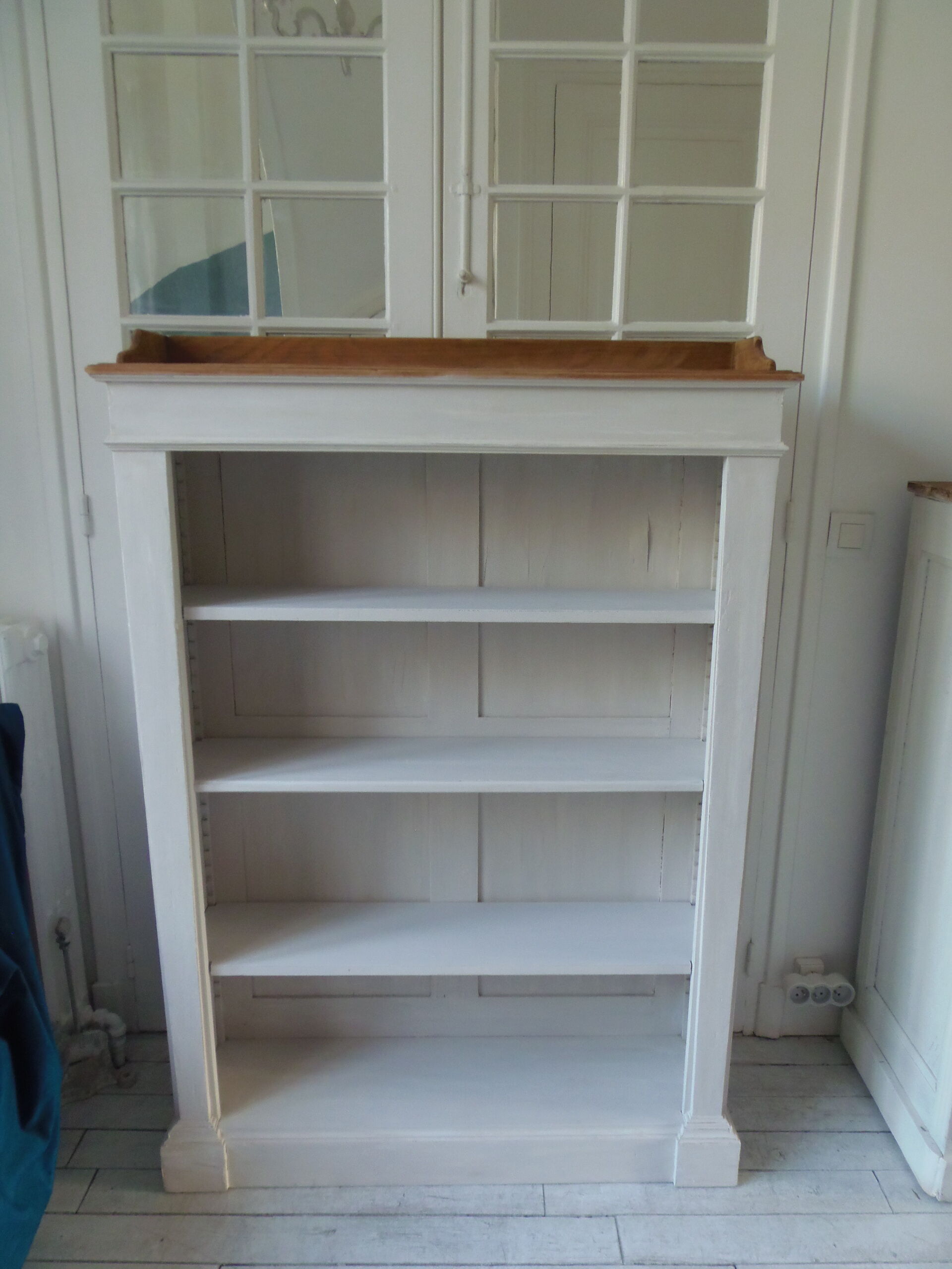Old patinated pearl gray library, wooden top, composed of 3 adjustable shelves.