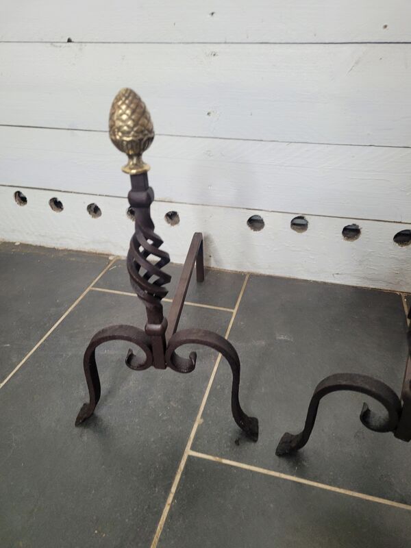 Ancienne paire de chenets en fer forgé avec pomme de pin en laiton
