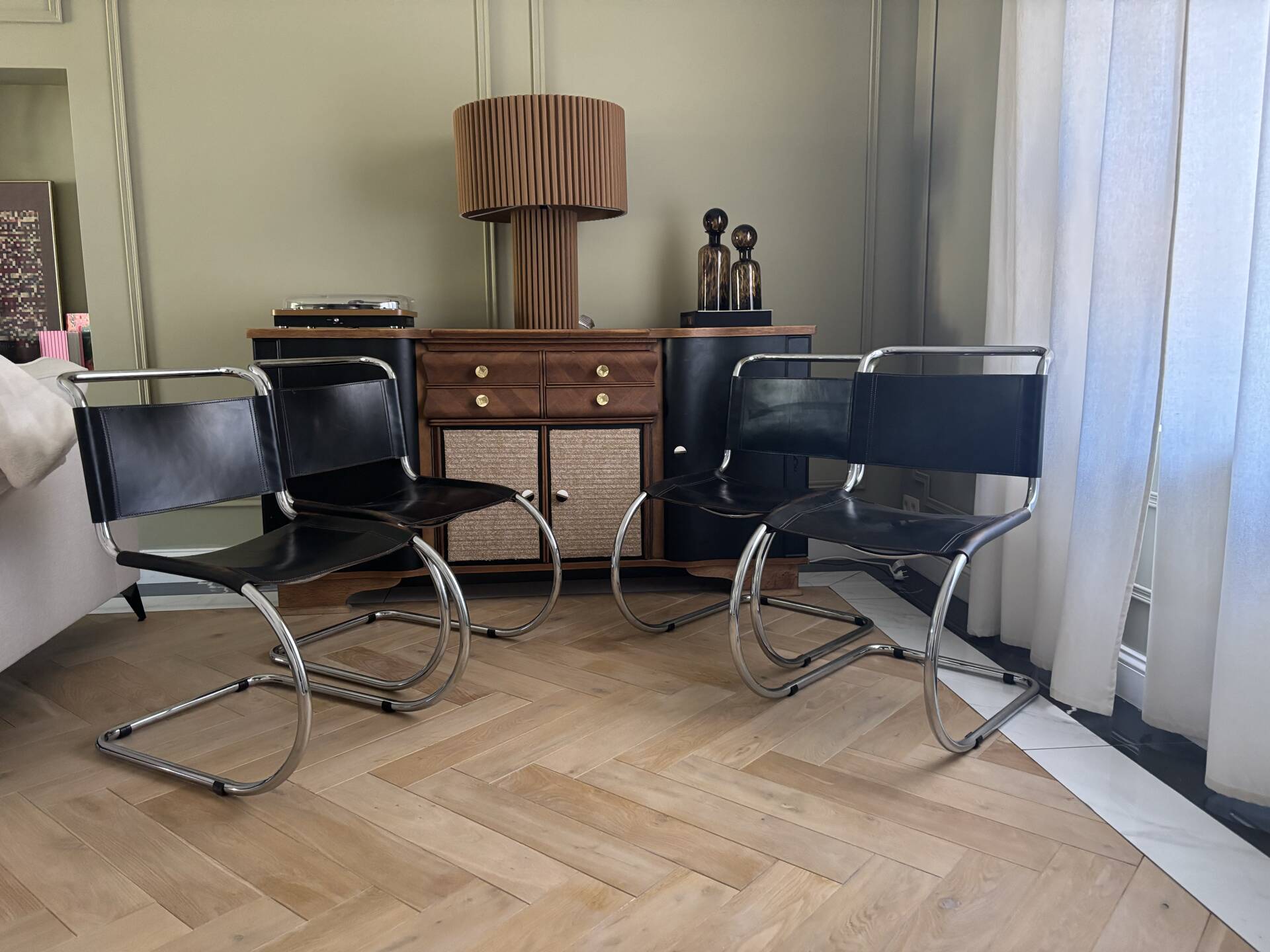 4 chaises MR10 Ludwig Mies Van Der Rohe