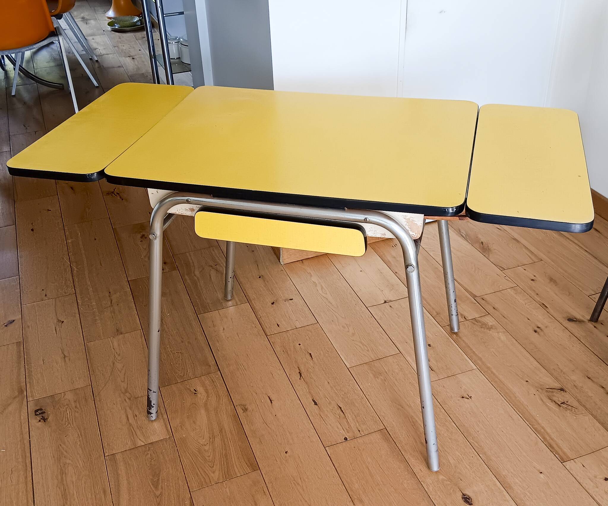 Petit table de cuisine en formica jaune vintage 1960