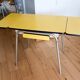 Petit table de cuisine en formica jaune vintage 1960