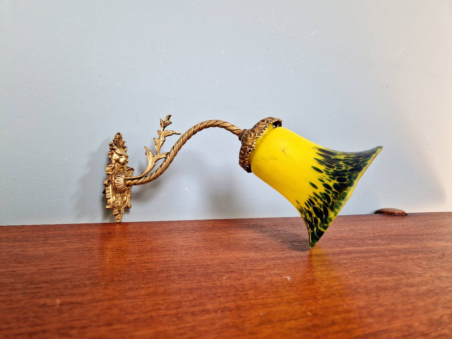 Wall sconce in gilded bronze and yellow/blue speckled glass
