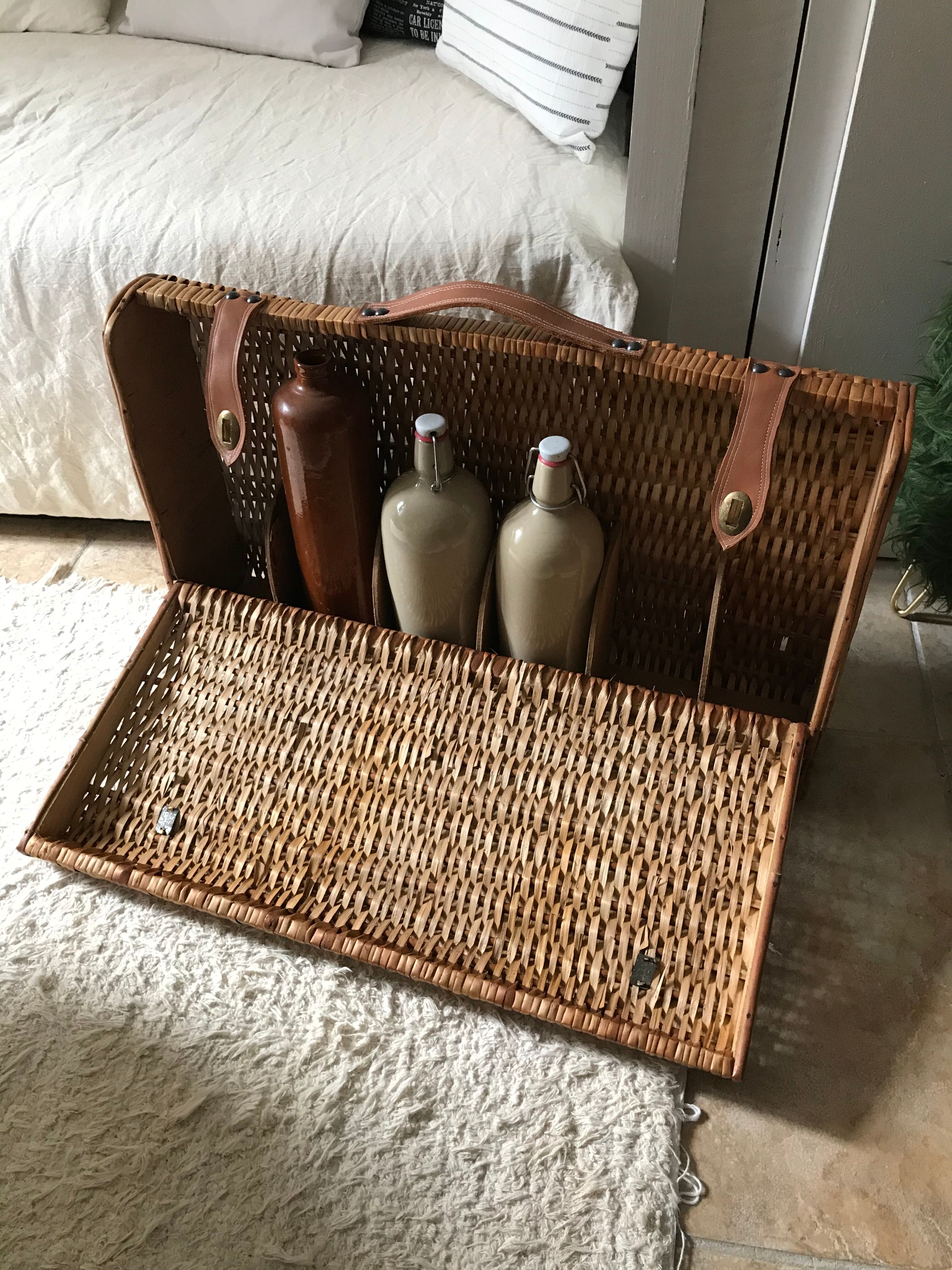 Wicker bottle case