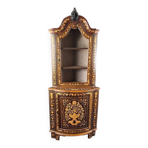 Vitrine d’angle marquetée,