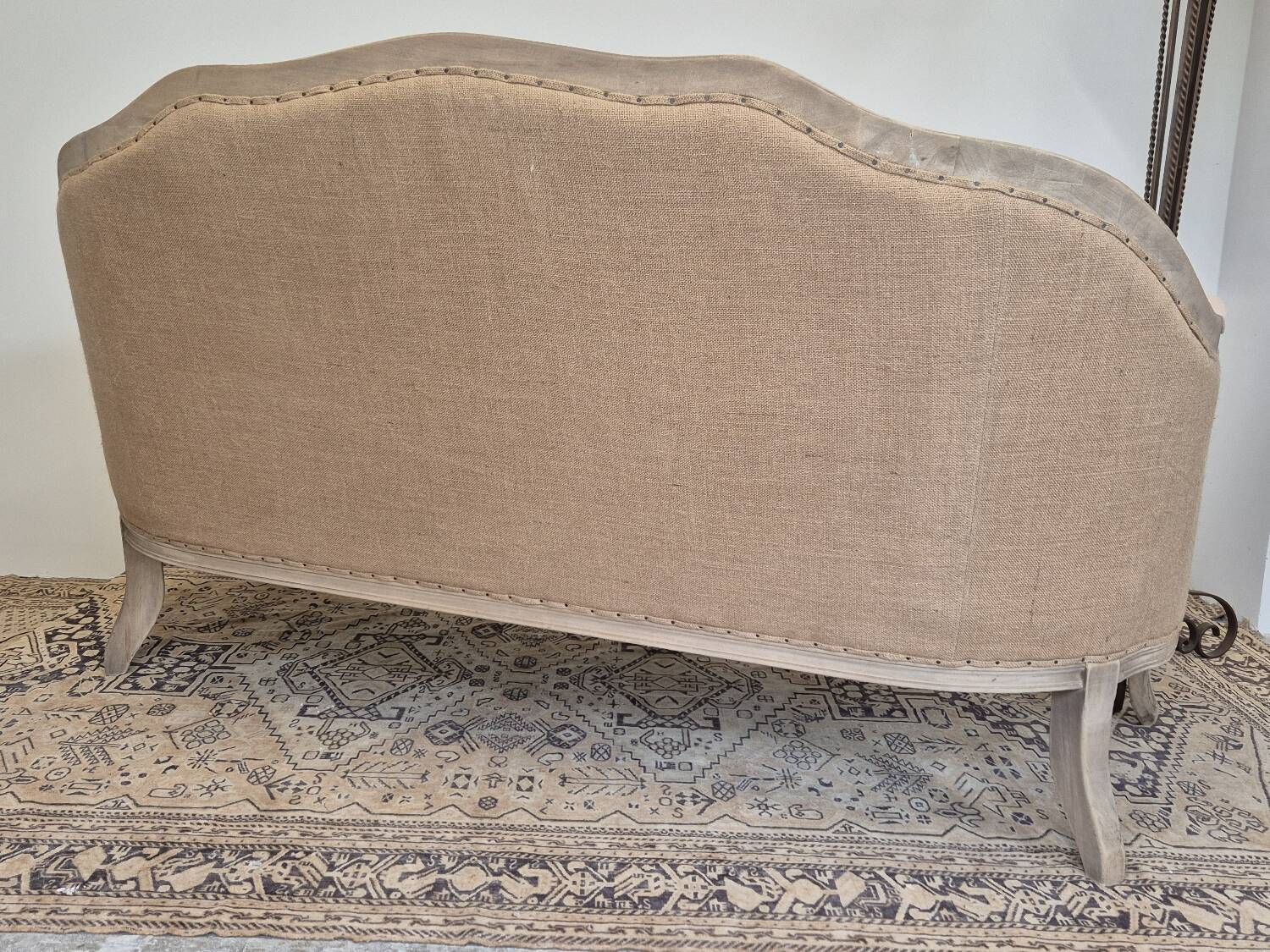 Louis XV style bench sofa in pink fabric and burlap