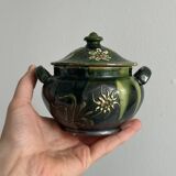 Pot à condiment en céramique verte, décoré de motifs floraux.
