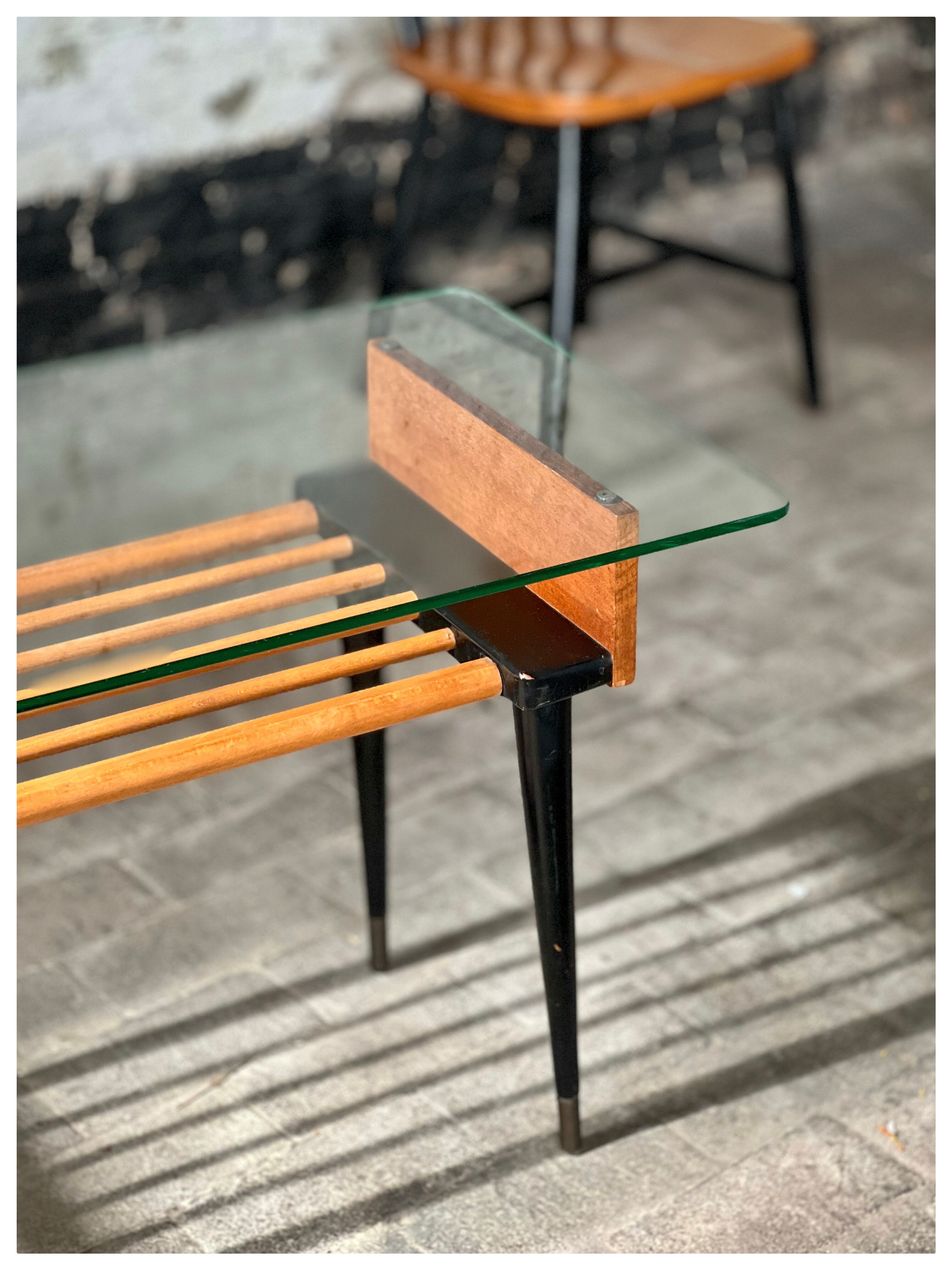 Table d'appoint en bois et verre