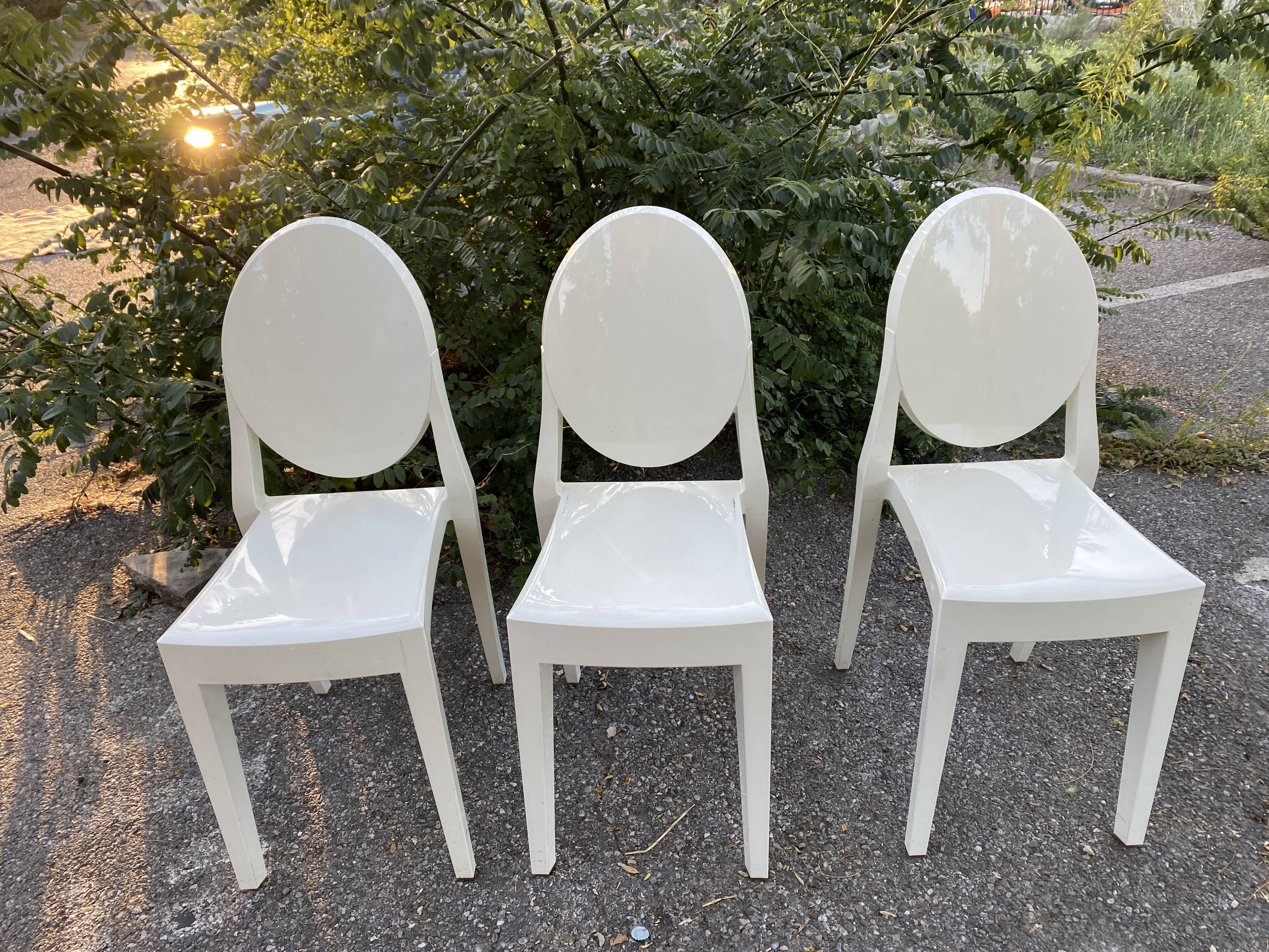 Set of white Victoria Ghost chairs by Philippe Starck for Kartell