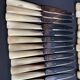 Coffret de 24 couteaux art déco lame inox et manche corne