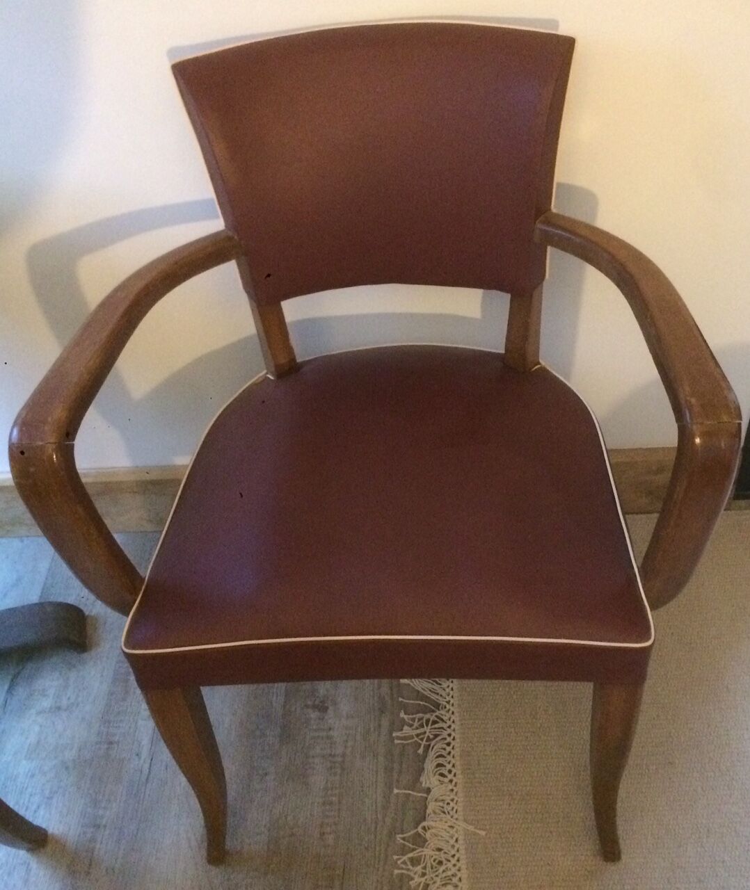 Skai chair binds wine and wooden footpieces and armrests
