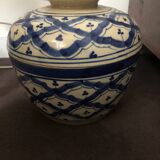 Earthenware pot with lid