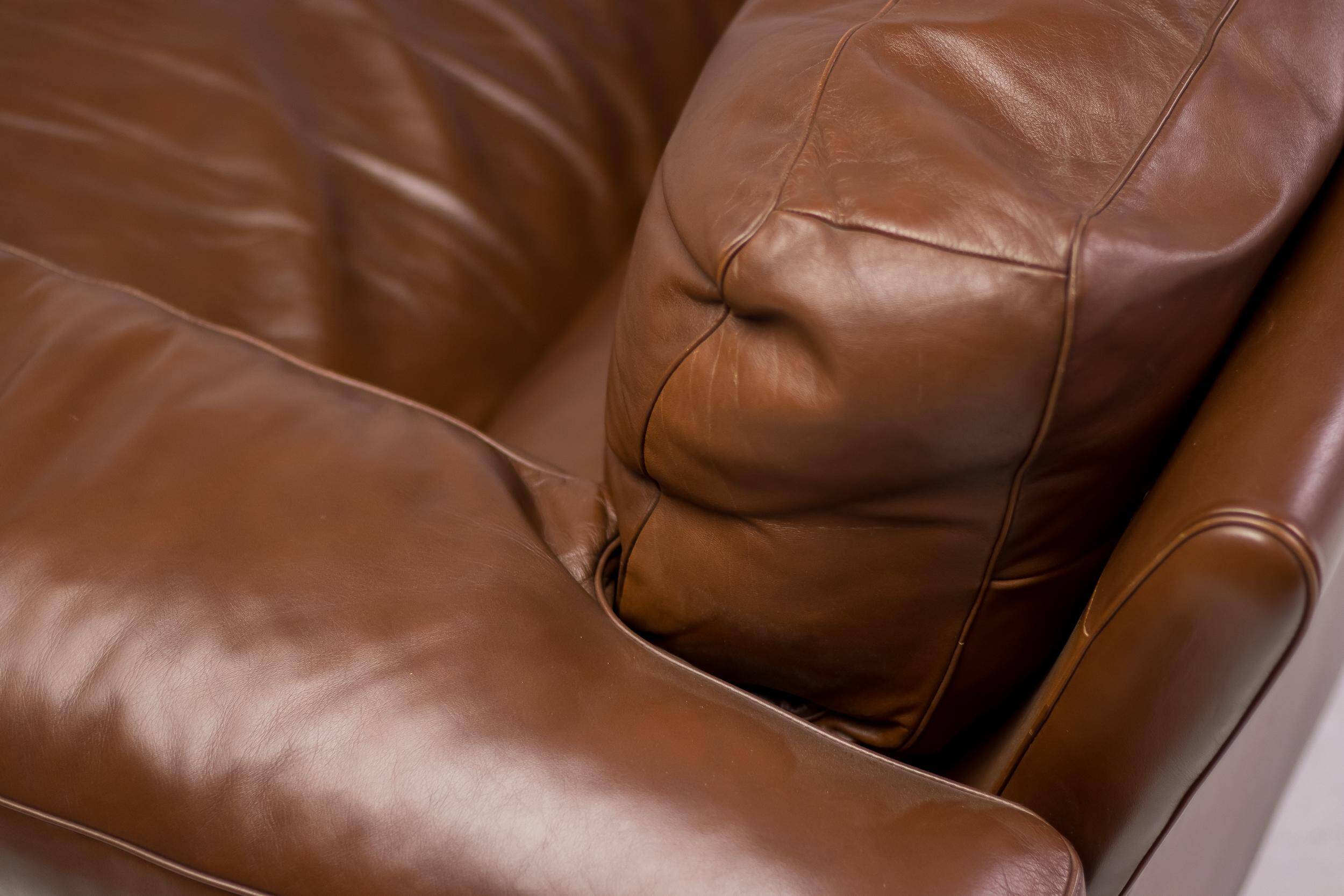 Royal 2-seater canapé premium Poltrona Frau Petronio upholstered in down and chestnut leather.