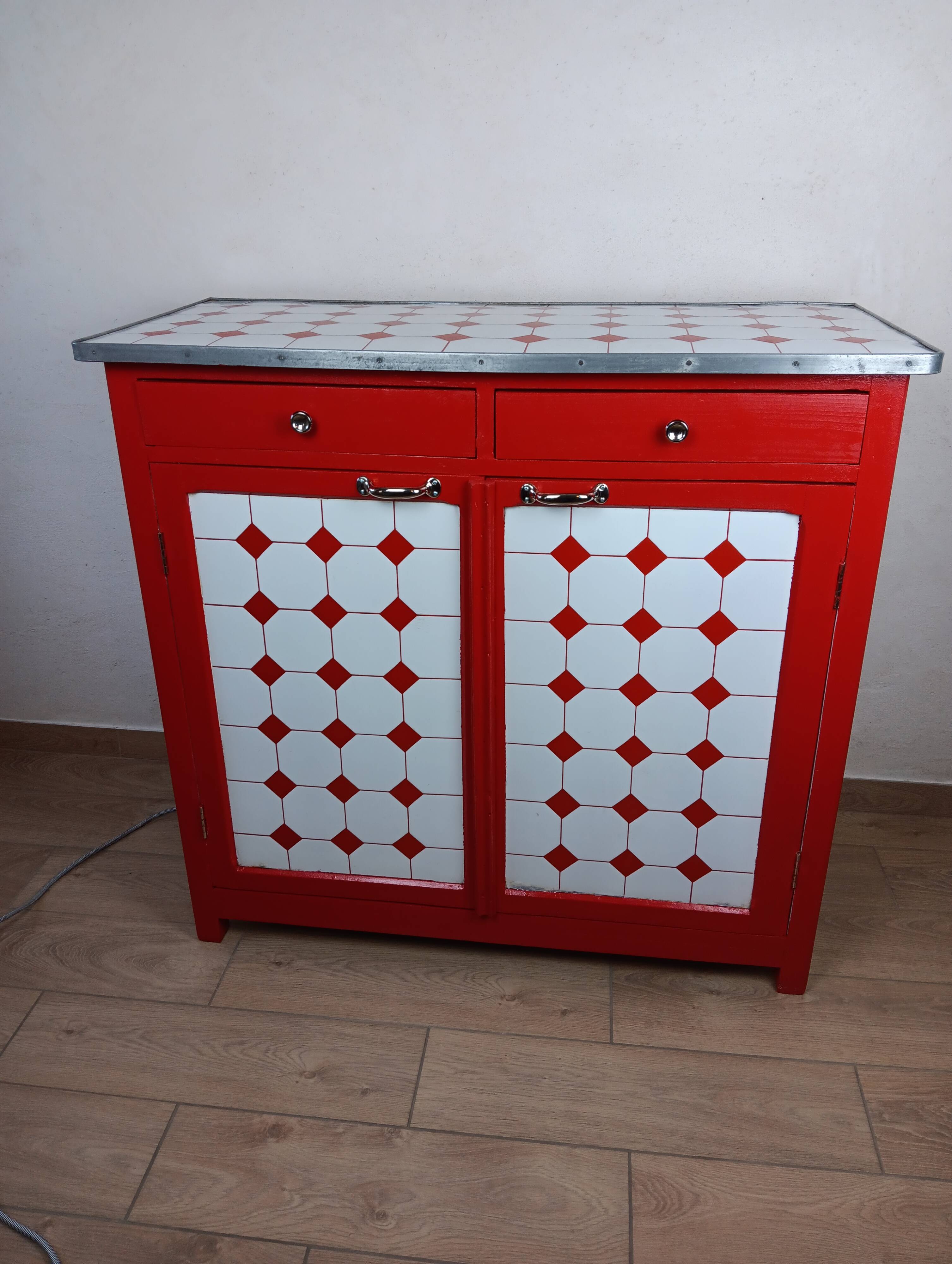 Meuble de métier , buffet parisien en tôle émaillé rouge et blanc