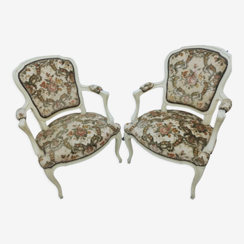 Paire de fauteuils de style Louis XV assise et dossier tissu brodé