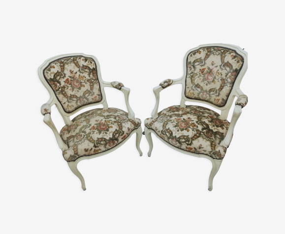 Paire de fauteuils de style Louis XV assise et dossier tissu brodé