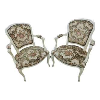 Paire de fauteuils de style Louis XV assise et dossier tissu brodé