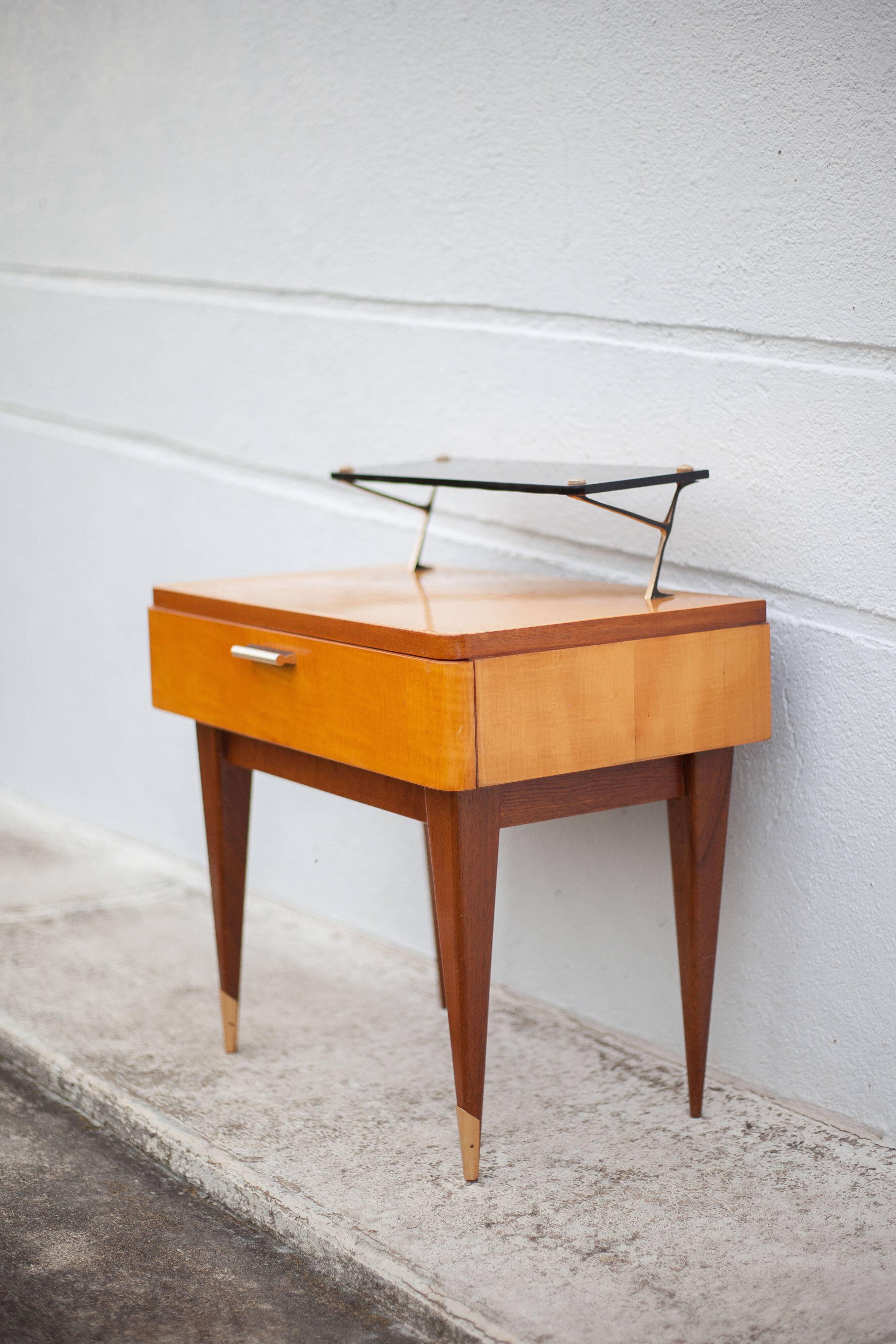 Table de chevet vintage, table de nuit bois avec tablette, table d'appoint, bout de canapé, 50's