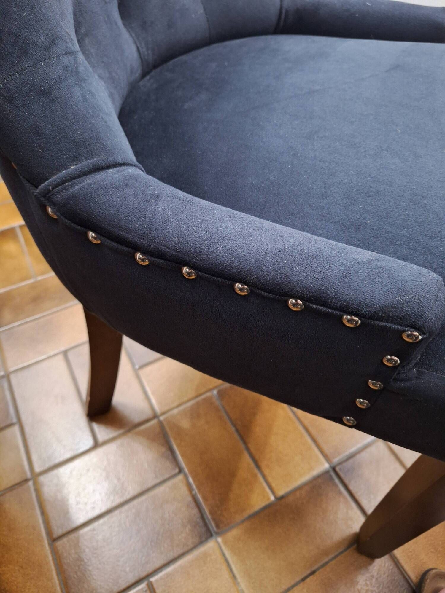 fauteuil capitonné velours noir design