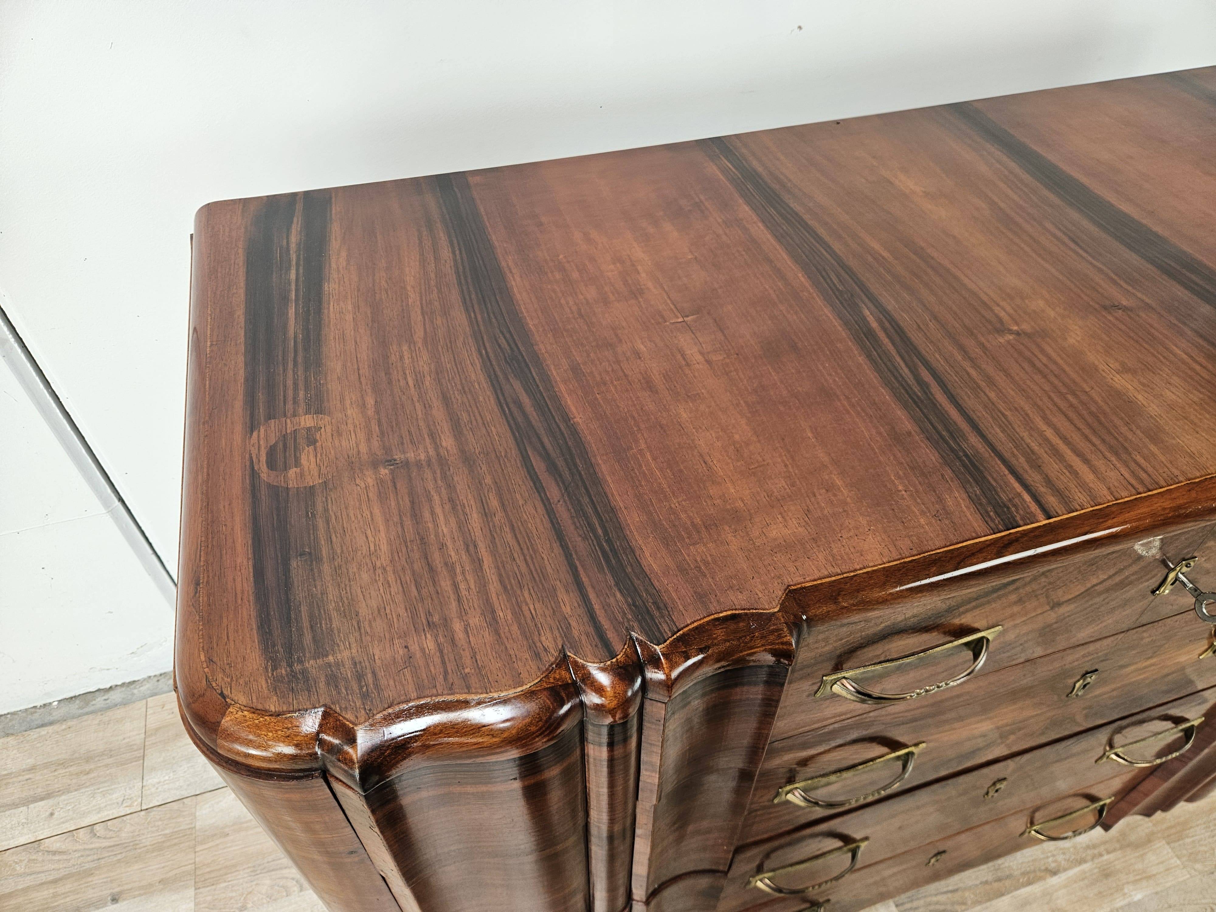Commode en noyer avec 4 tiroirs et poignées en laiton, années 1940