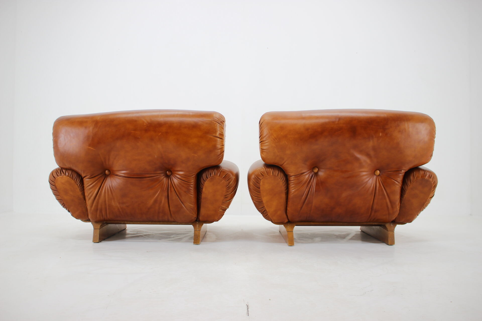 1970s design italian armchairs in wood and cognac leather