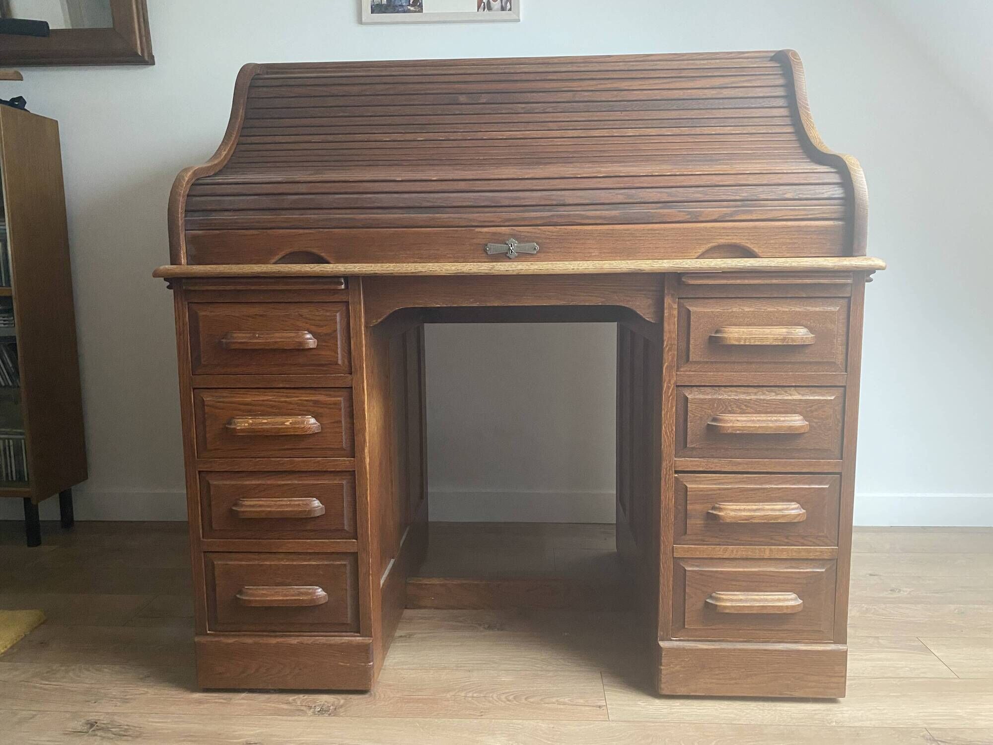 American roll-top desk in solid oak, also known as "Roll desk top".