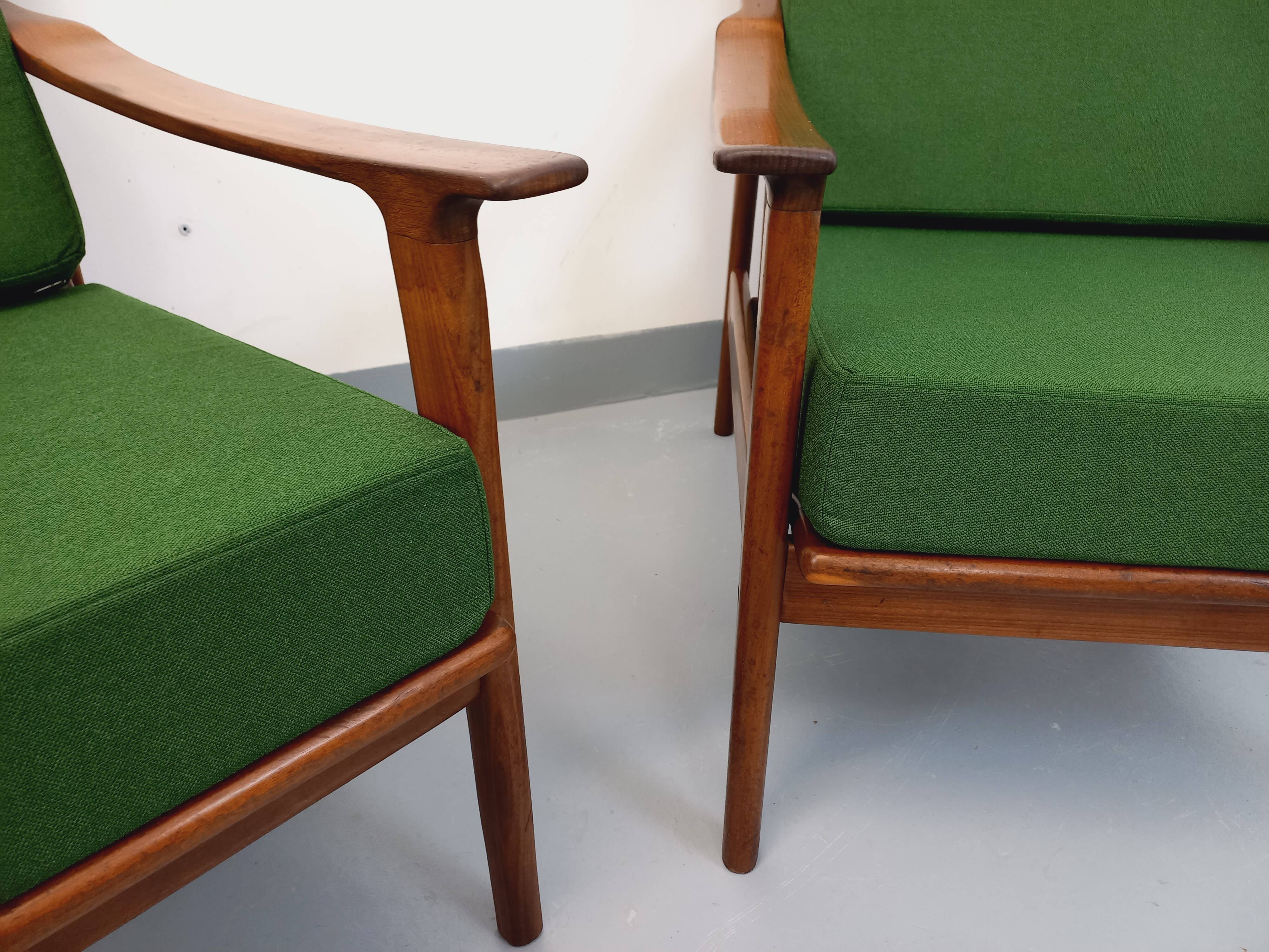 Paire de fauteuils scandinaves vintage en teck et tissu vert des années 60
