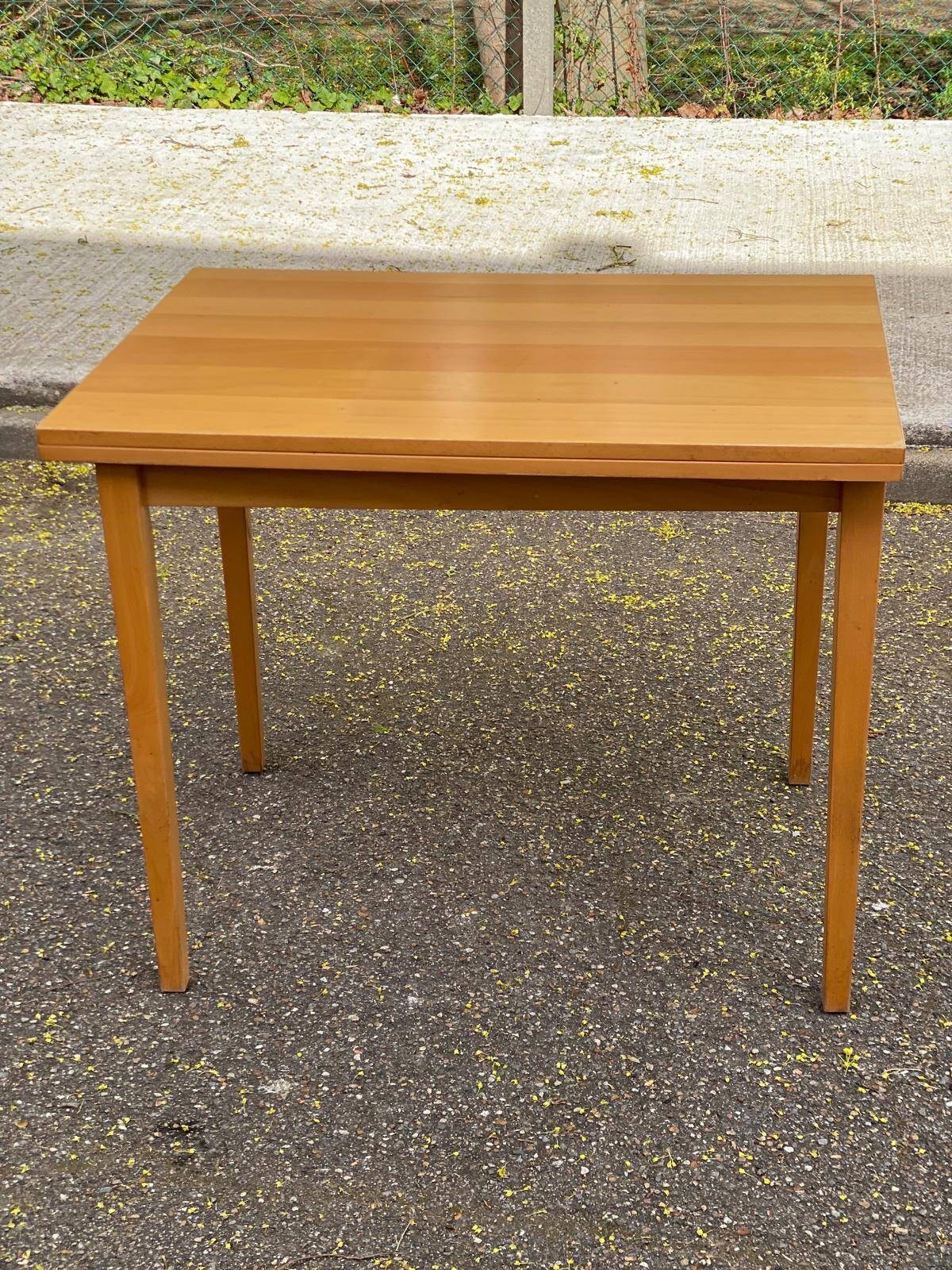 Rectangular Scandinavian dining table in wood for 8 people.