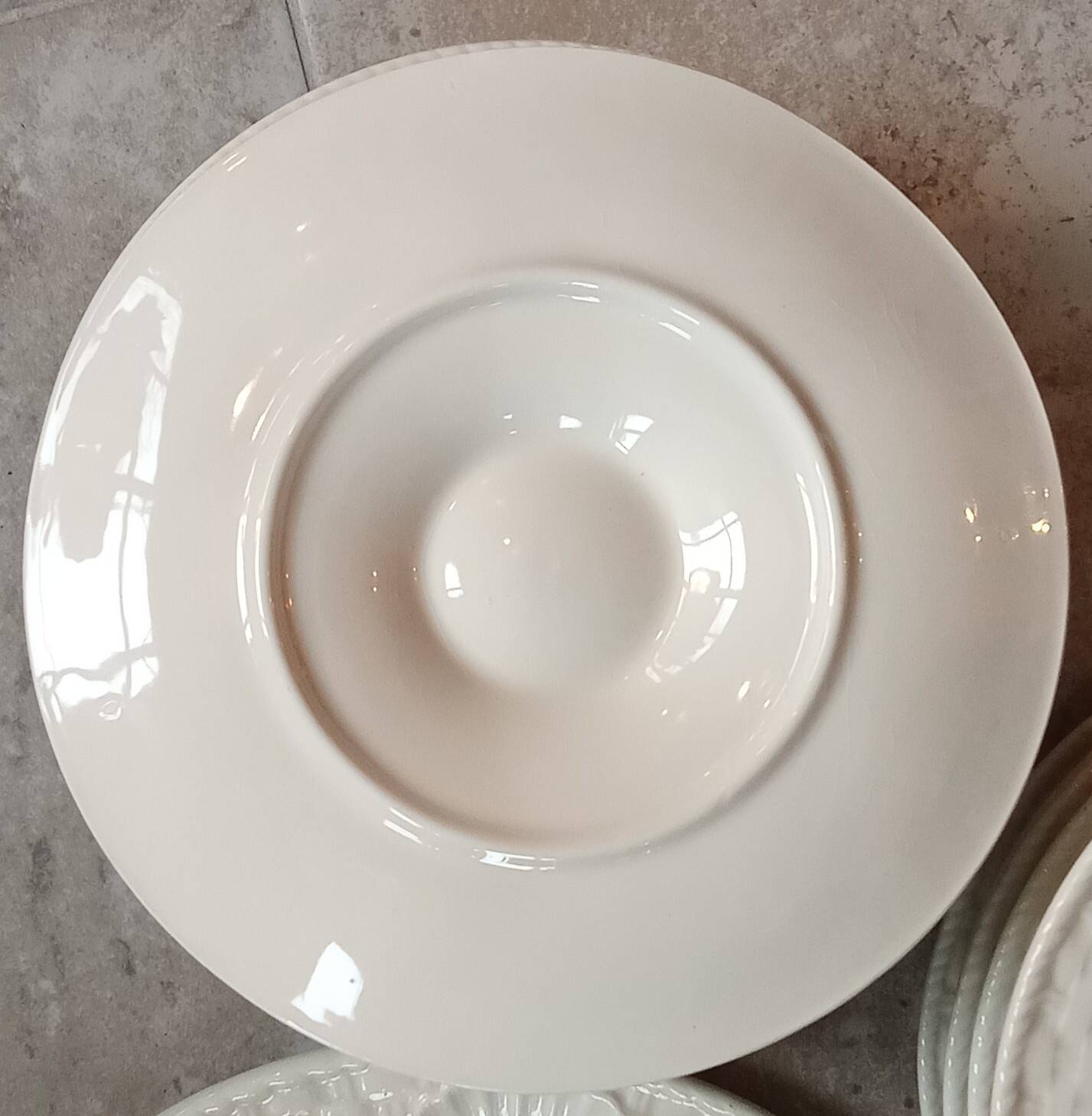 Service 12 plates. + Oyster barbotine shellfish dish