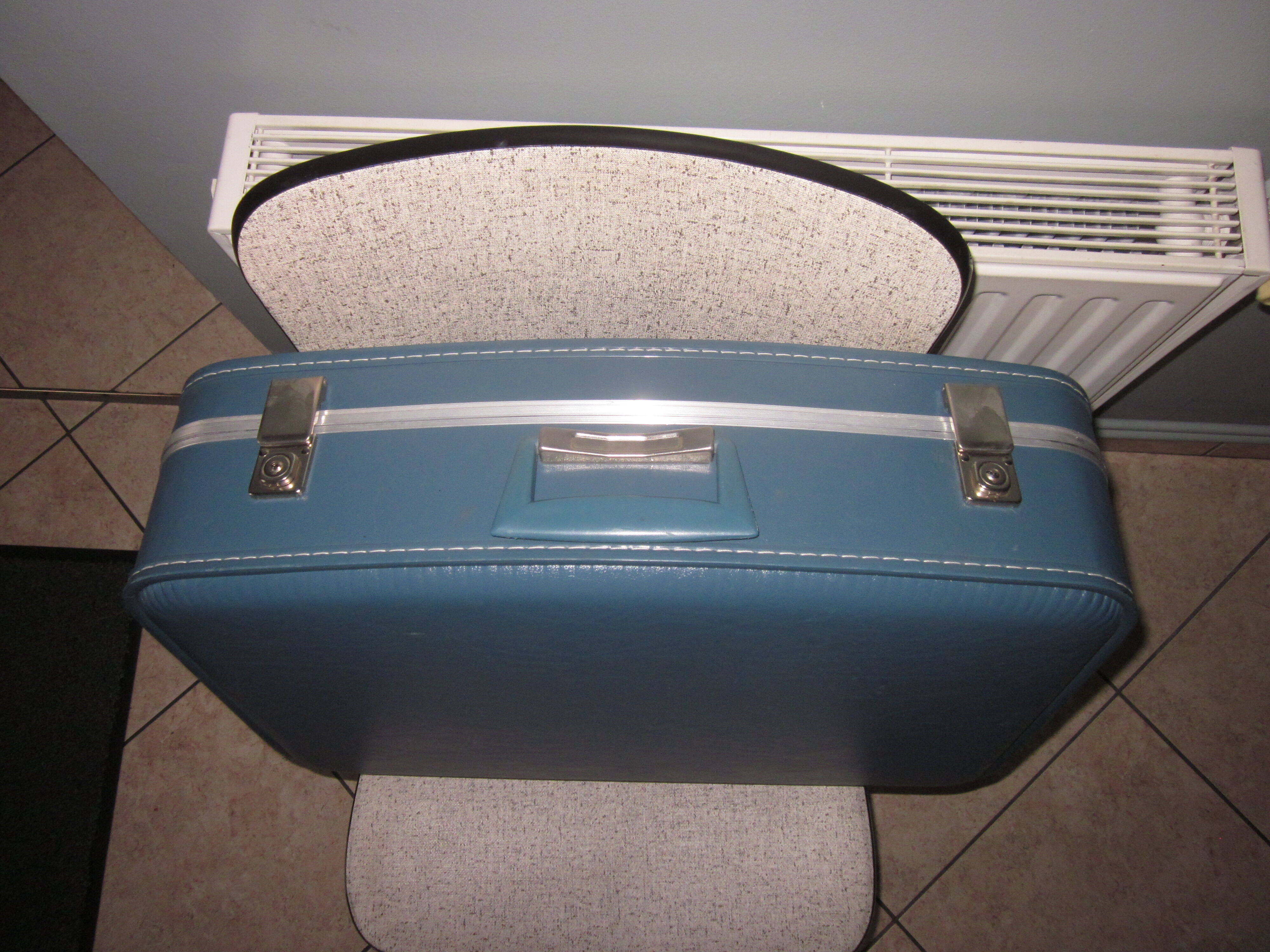 Vintage suitcase air hostesse