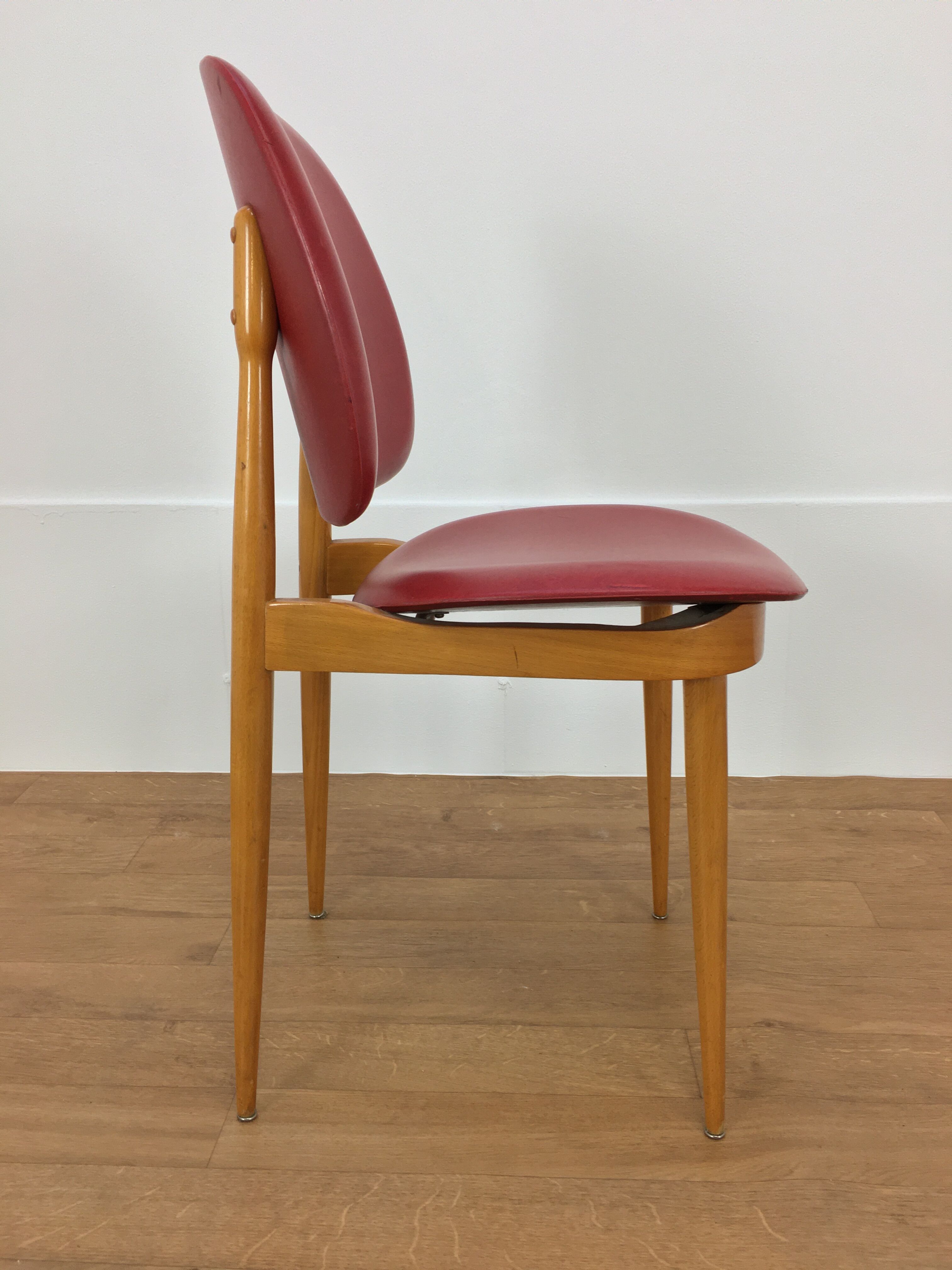 Bureau et chaise Baumann Pégase rouges, pieds compas