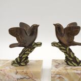 Paire de serre-livres Art déco français en étain représentant des oiseaux perchés sur une branche, socle en marbre