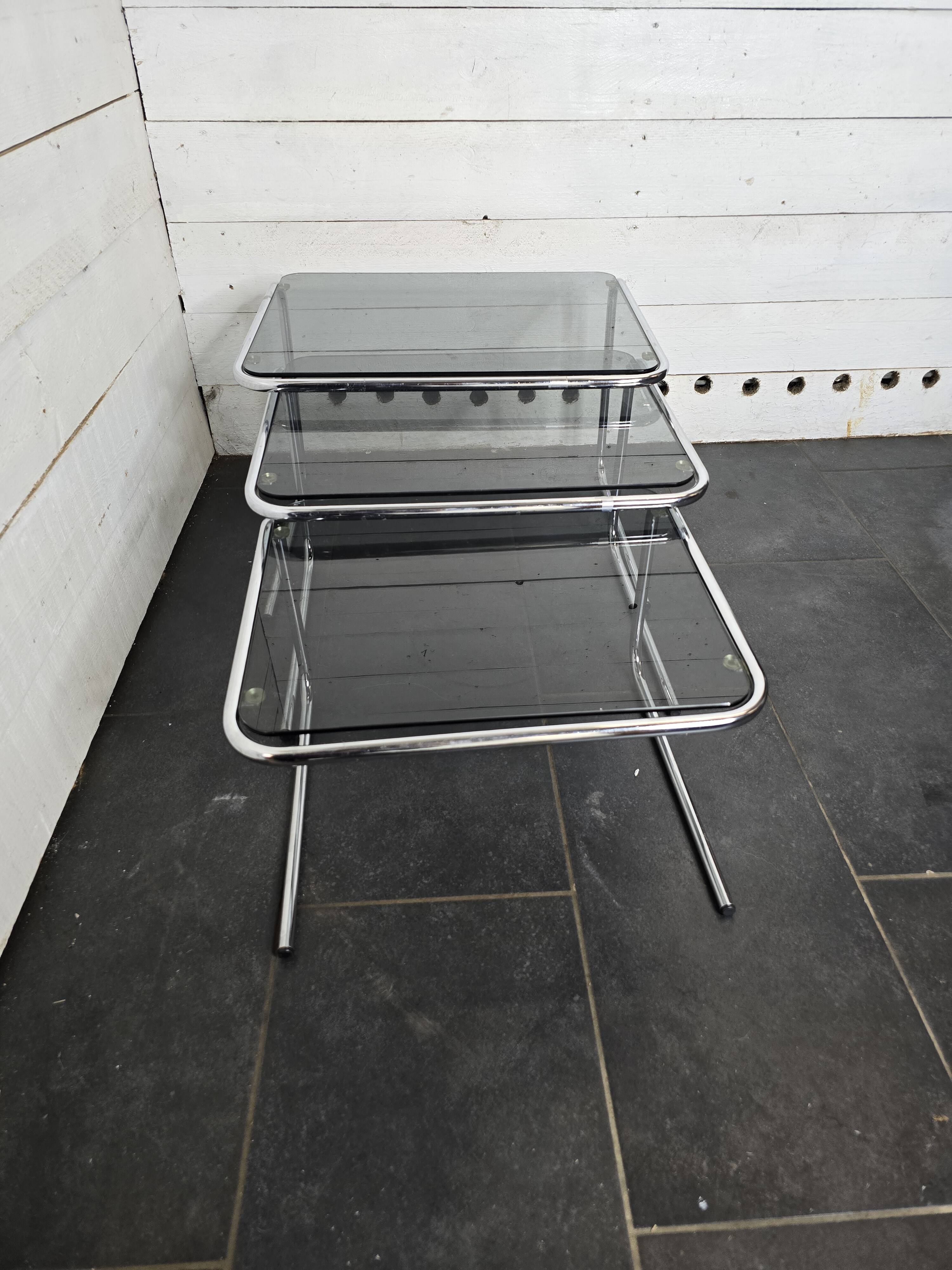 Table gigogne en métal chromé dessus verre fumé des années 70